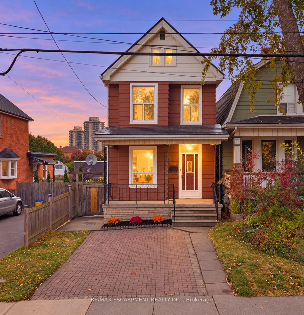 Photo of 109 Macaulay Street E
