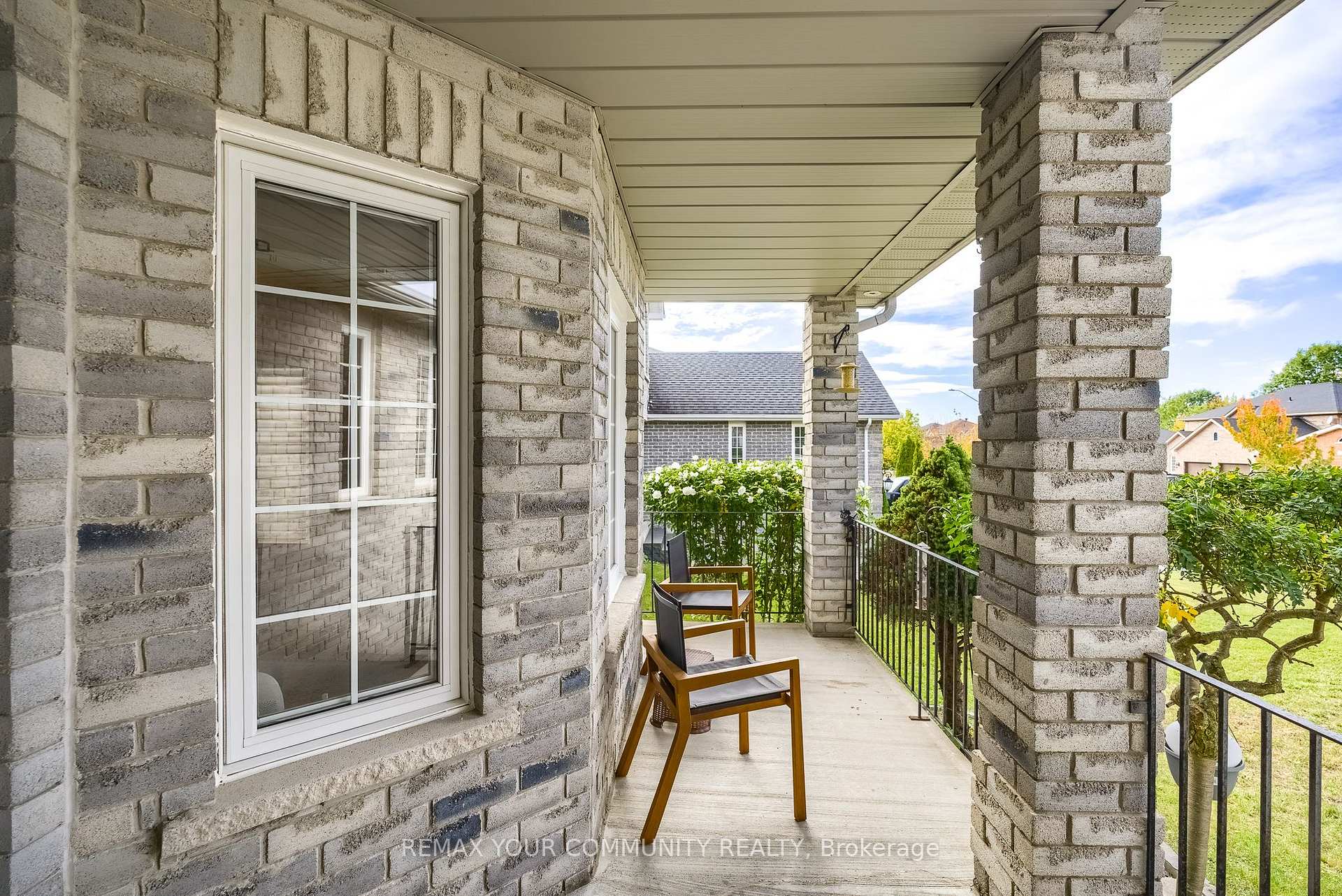 Photo 4 of 21 Silvercreek Crescent, Barrie, Ardagh — HOMEH