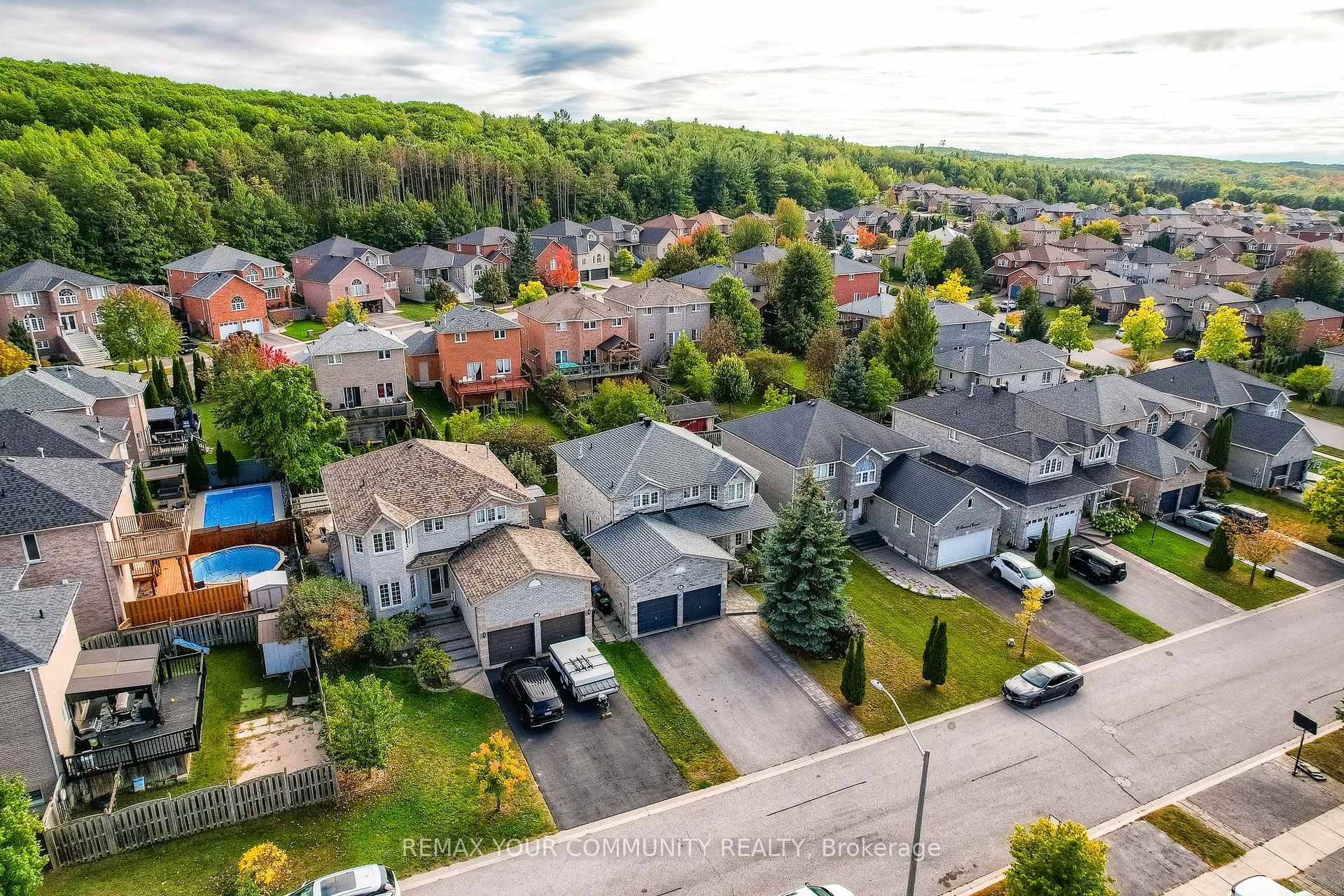 Photo 7 of 21 Silvercreek Crescent, Barrie, Ardagh — HOMEH