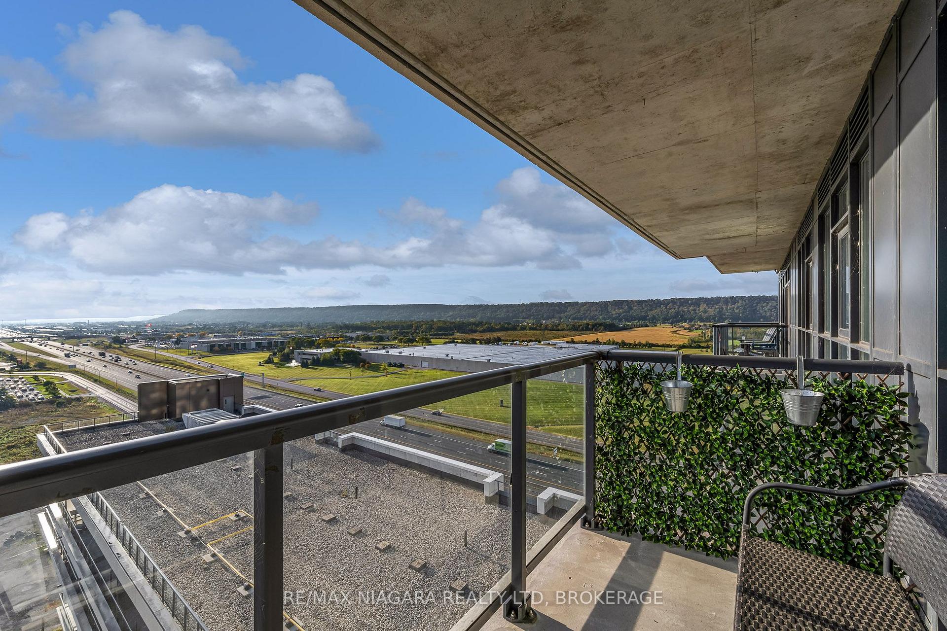 Photo 4 of Unit 7, 550 North Service Road, Grimsby, Grimsby Beach — HOMEH
