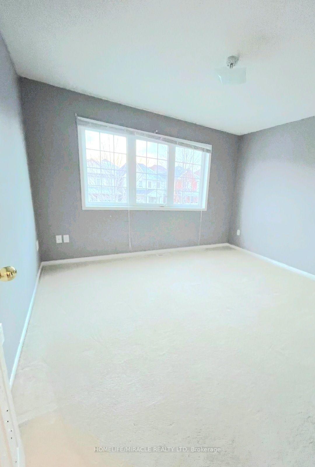 Photo 3 of 857 Taggart Crescent, Oshawa, Pinecrest — HOMEH