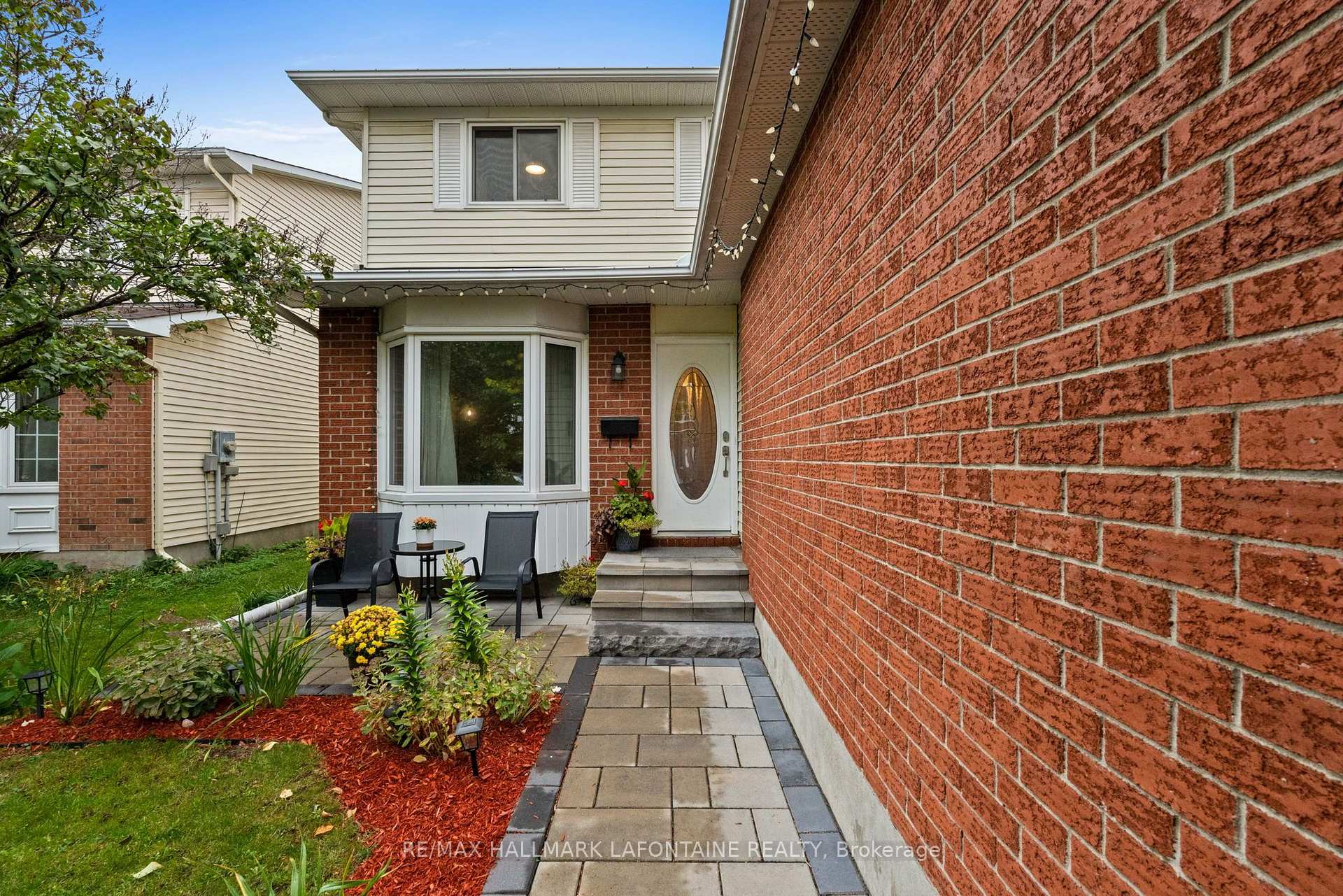 Photo 3 of 383 Oaklawn Crescent, Ottawa, Fallingbrook/Gardenway South — HOMEH