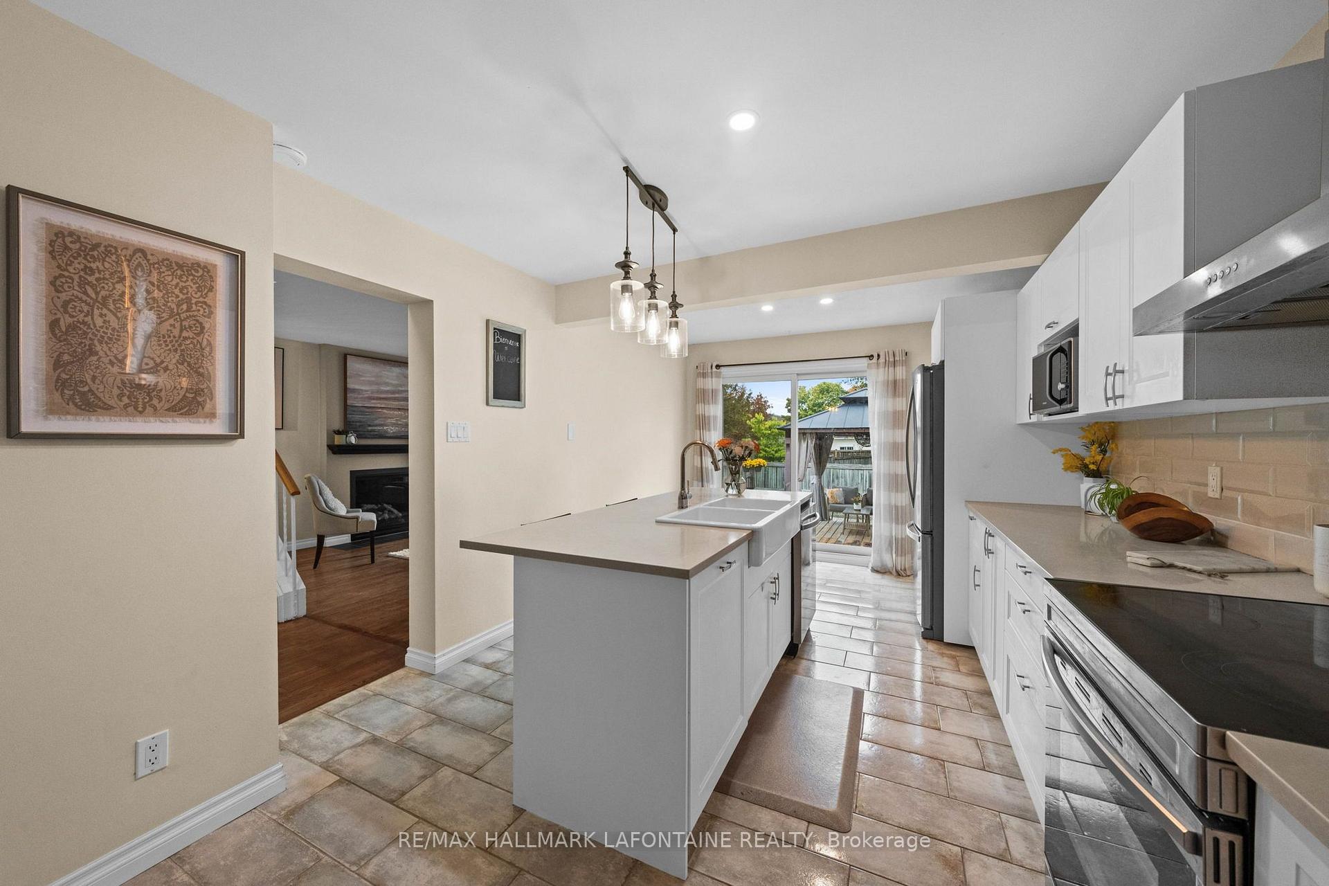 Photo 9 of 383 Oaklawn Crescent, Ottawa, Fallingbrook/Gardenway South — HOMEH