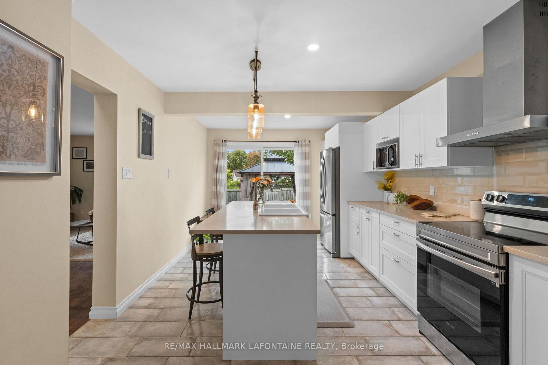 Photo 10 of 383 Oaklawn Crescent, Ottawa, Fallingbrook/Gardenway South — HOMEH