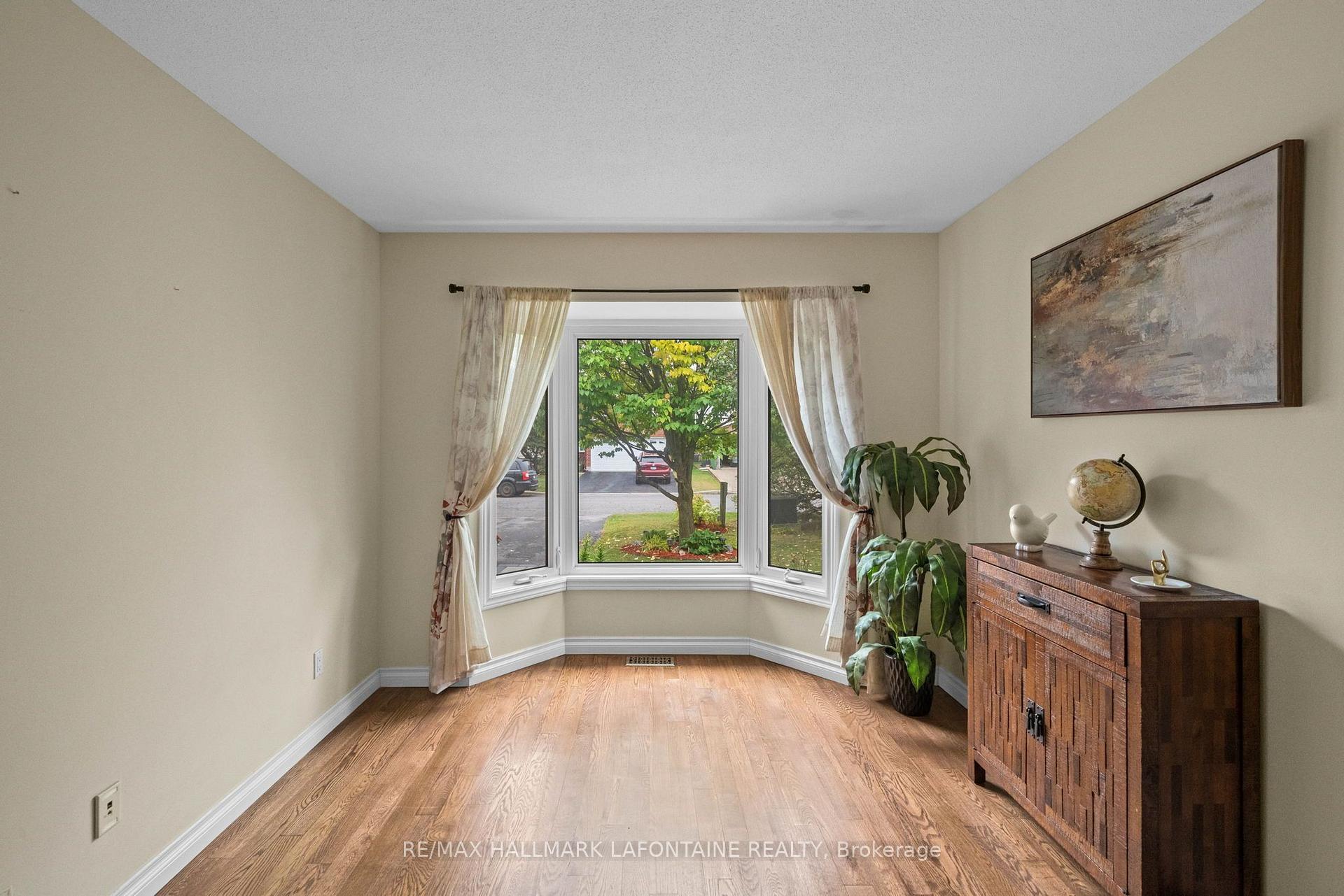 Photo 16 of 383 Oaklawn Crescent, Ottawa, Fallingbrook/Gardenway South — HOMEH