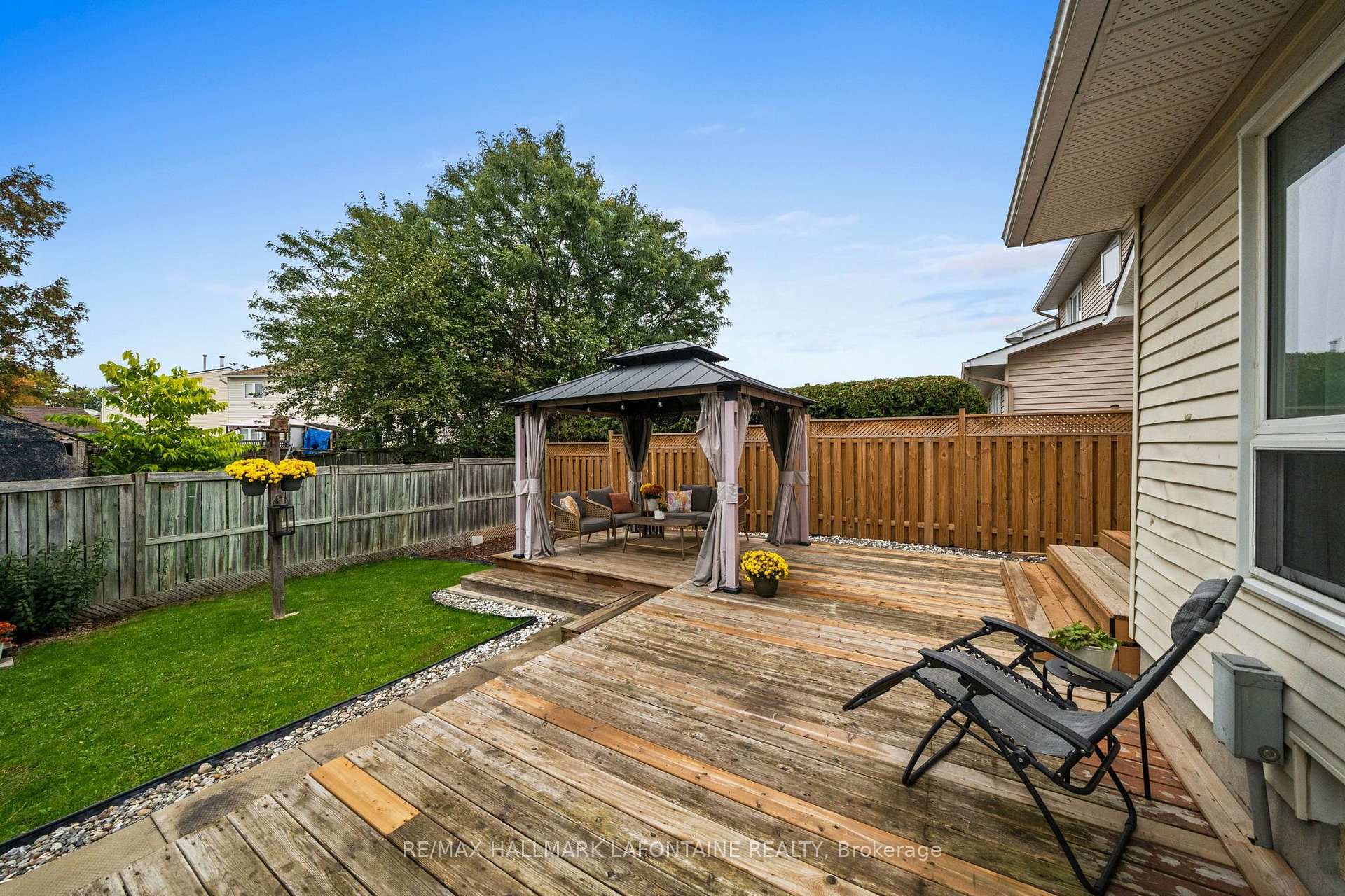 Photo 39 of 383 Oaklawn Crescent, Ottawa, Fallingbrook/Gardenway South — HOMEH