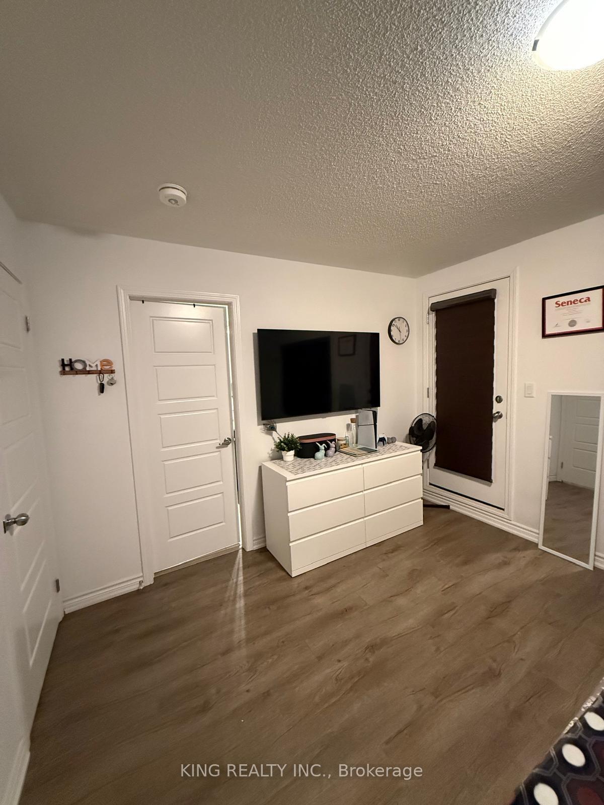 Photo 5 of 210 Keppel Circle, Brampton, Northwest Brampton — HOMEH