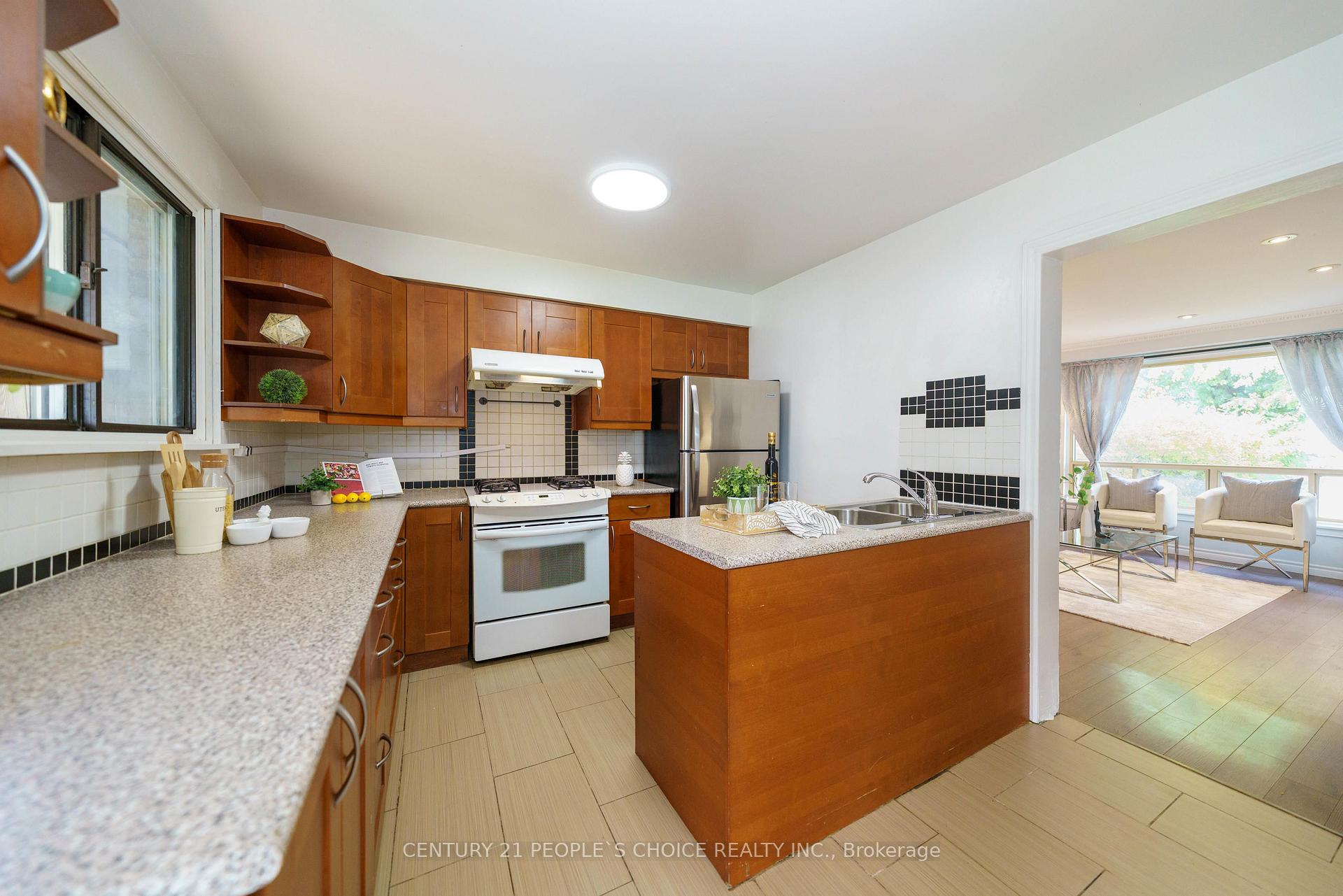 Photo 8 of 172 Hollyberry Trail, North York, Hillcrest Village — HOMEH