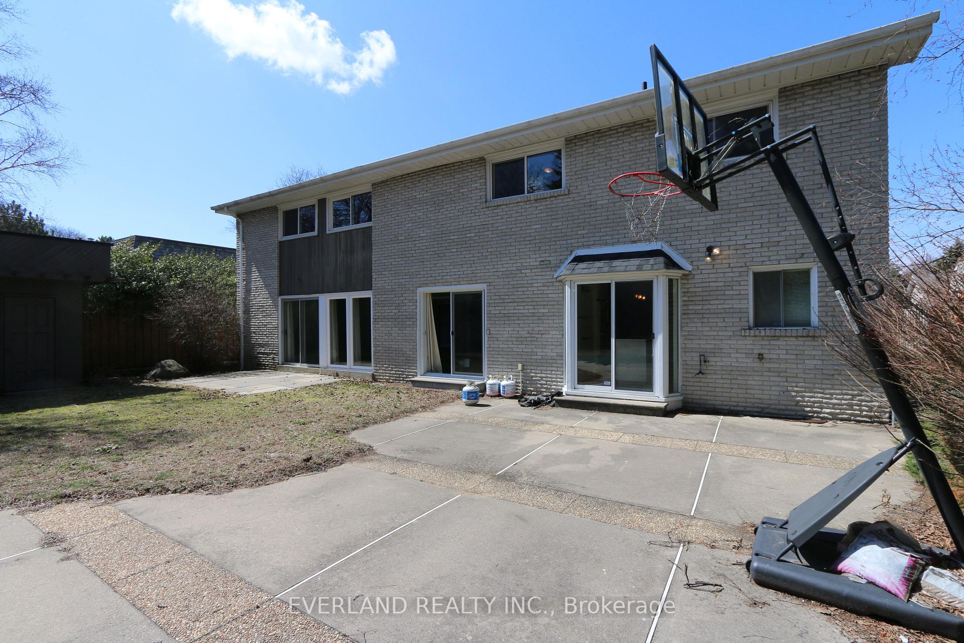 Photo 4 of 18 Silvergrove Road, North York, St. Andrew-Windfields — HOMEH