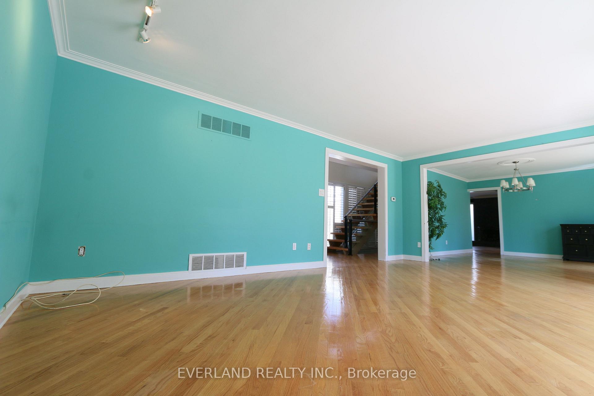 Photo 11 of 18 Silvergrove Road, North York, St. Andrew-Windfields — HOMEH