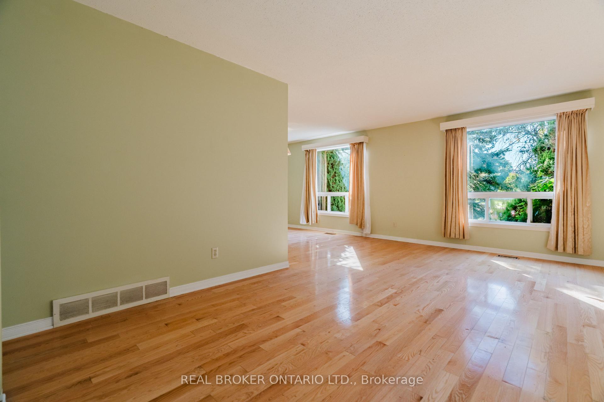Photo 5 of 16 Gold Crescent, Russell, Village of Russell — HOMEH