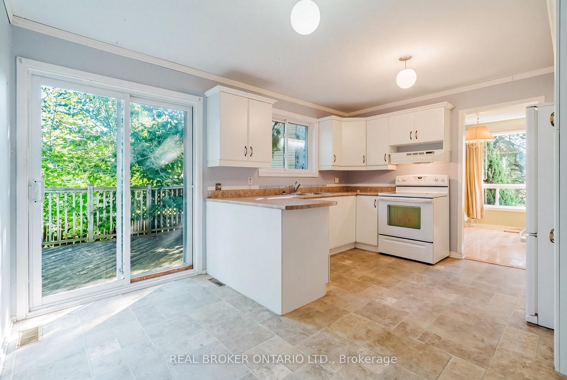 Photo 12 of 16 Gold Crescent, Russell, Village of Russell — HOMEH
