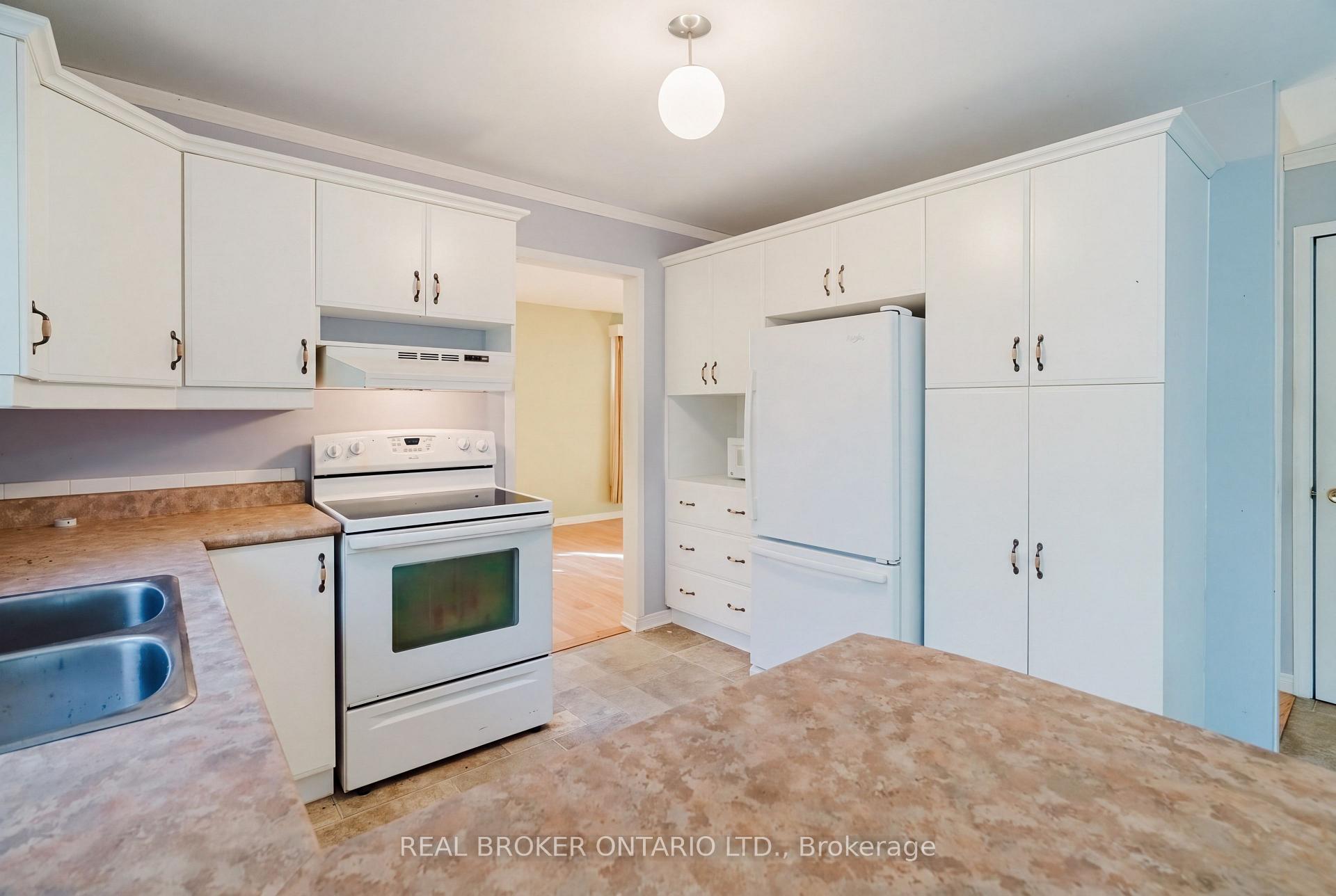 Photo 14 of 16 Gold Crescent, Russell, Village of Russell — HOMEH