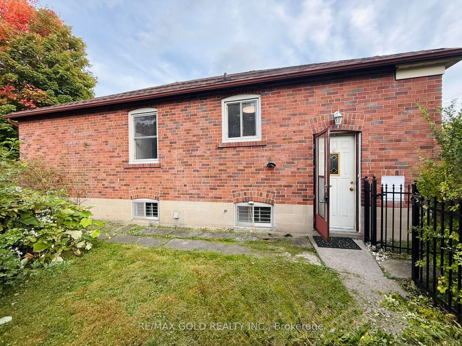 Photo 3 of 11 Pine Avenue N, Mississauga, Port Credit — HOMEH
