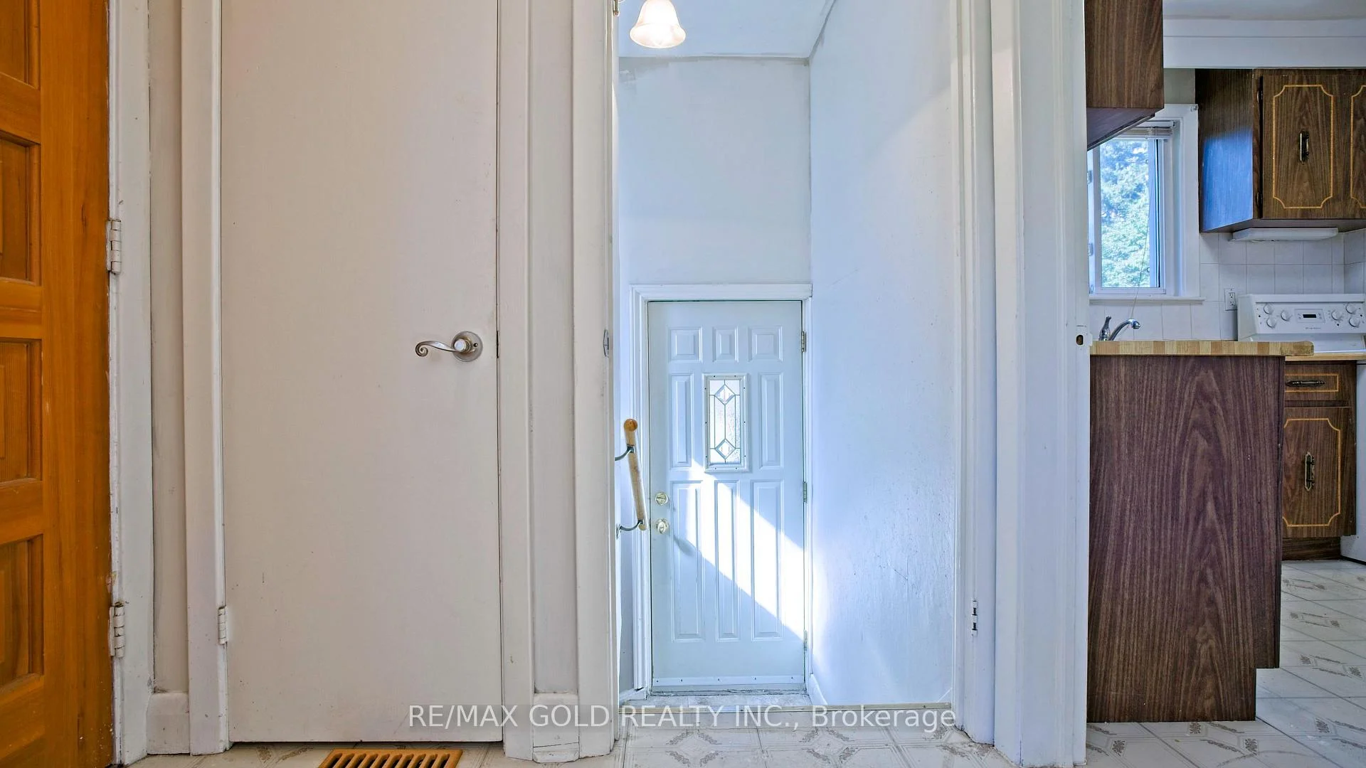 Photo 9 of 11 Pine Avenue N, Mississauga, Port Credit — HOMEH