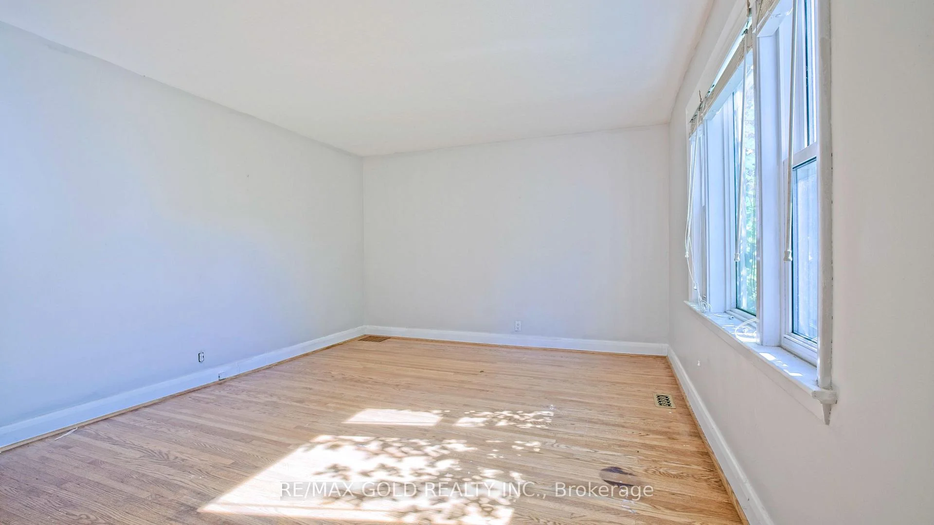 Photo 10 of 11 Pine Avenue N, Mississauga, Port Credit — HOMEH