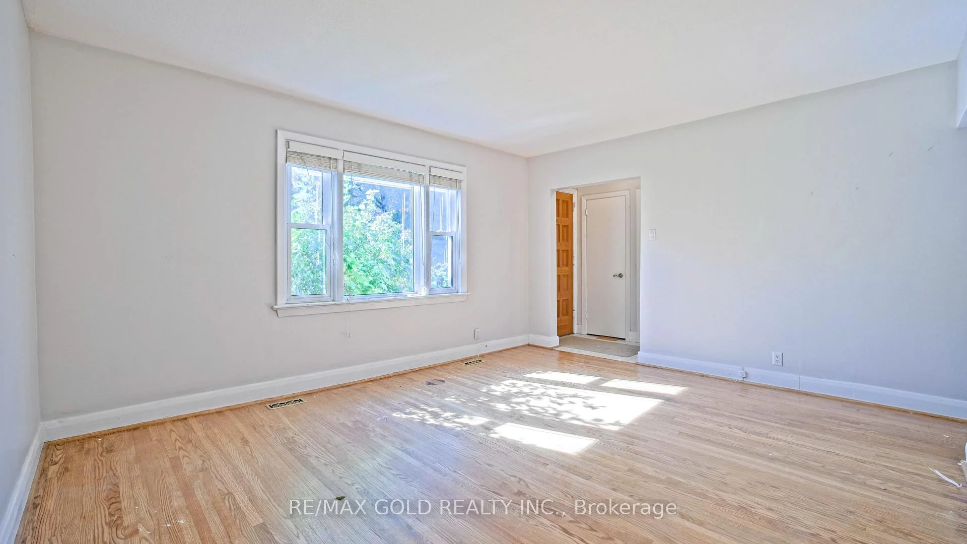 Photo 12 of 11 Pine Avenue N, Mississauga, Port Credit — HOMEH