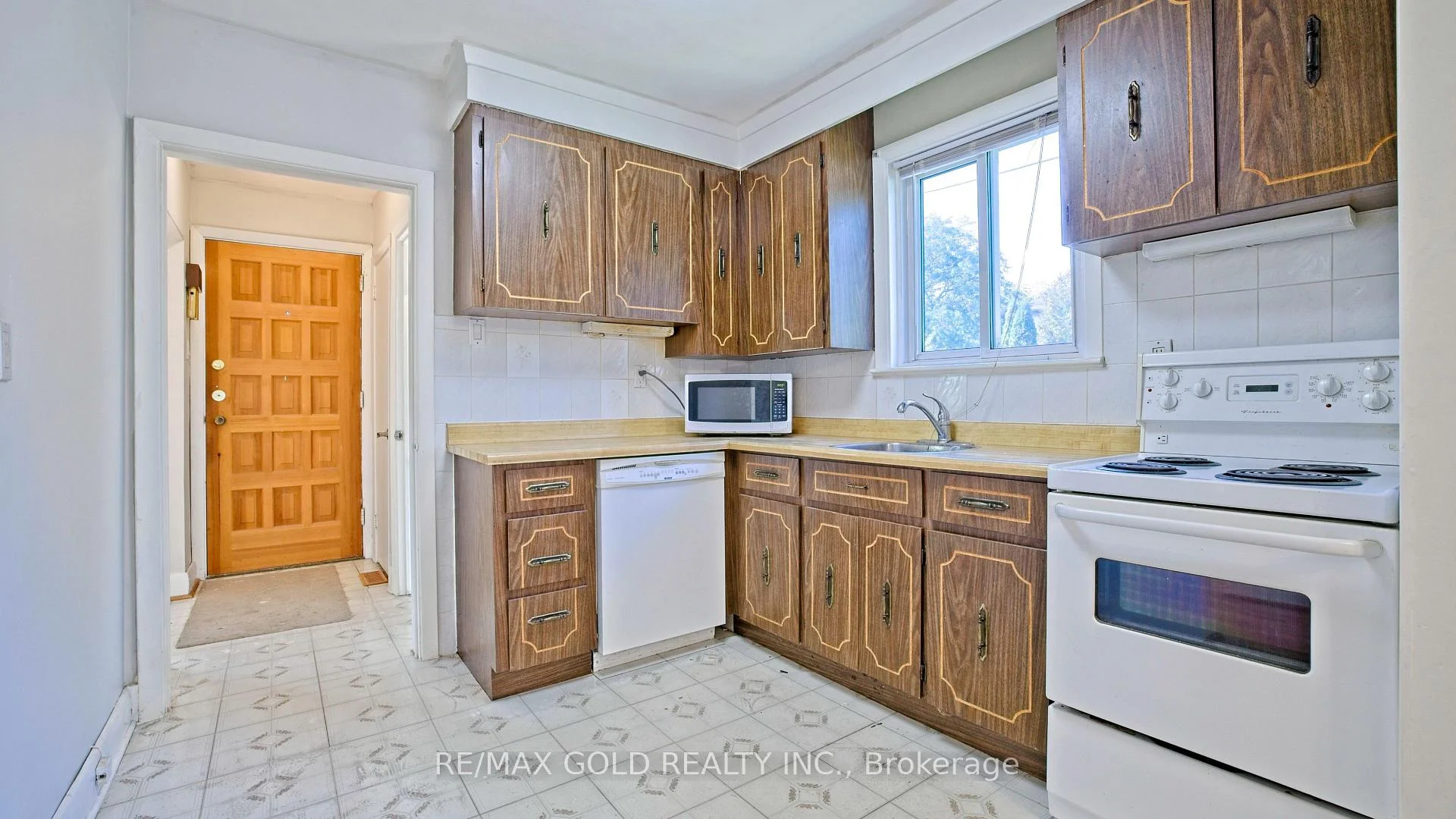 Photo 14 of 11 Pine Avenue N, Mississauga, Port Credit — HOMEH