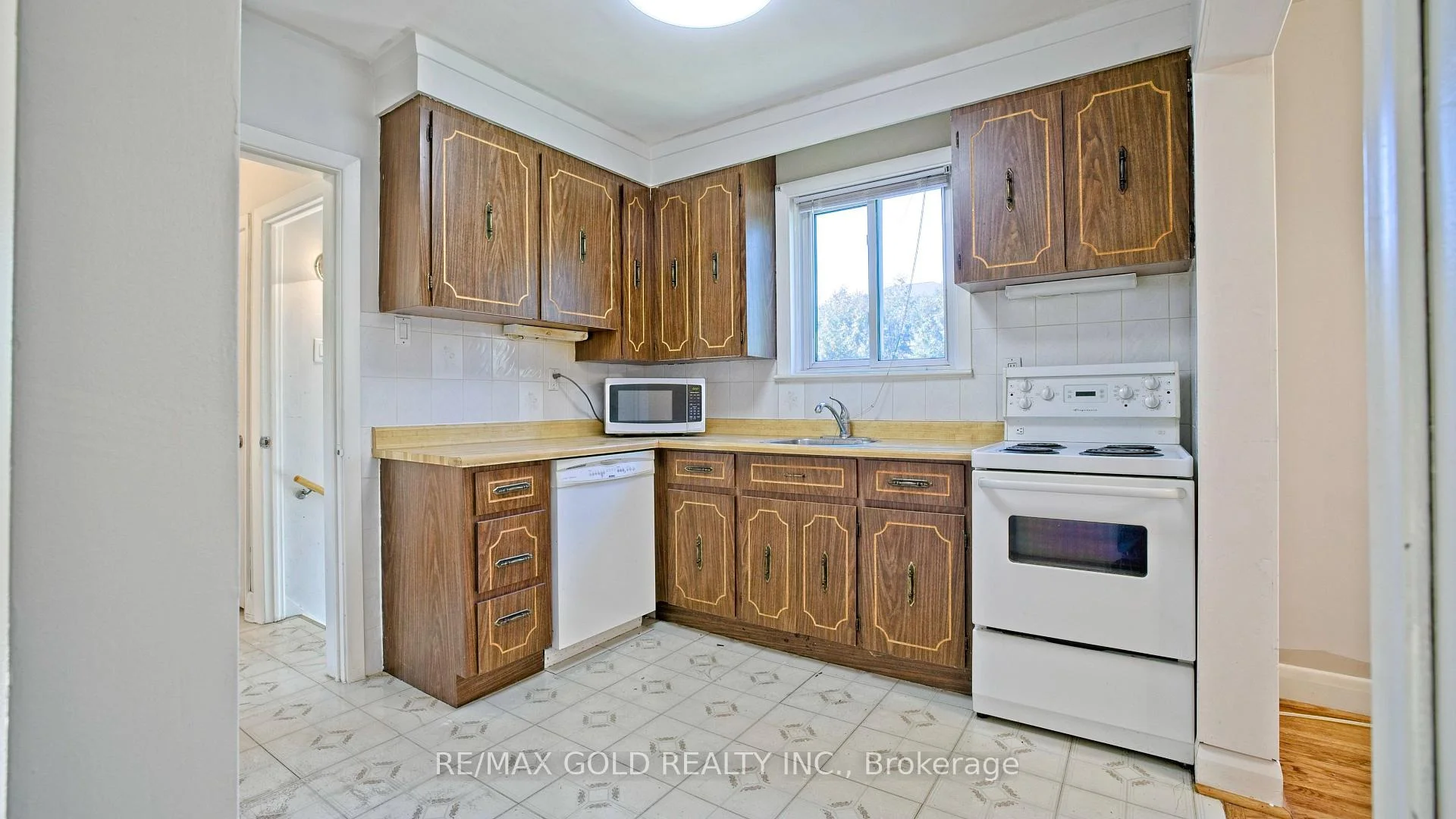 Photo 15 of 11 Pine Avenue N, Mississauga, Port Credit — HOMEH