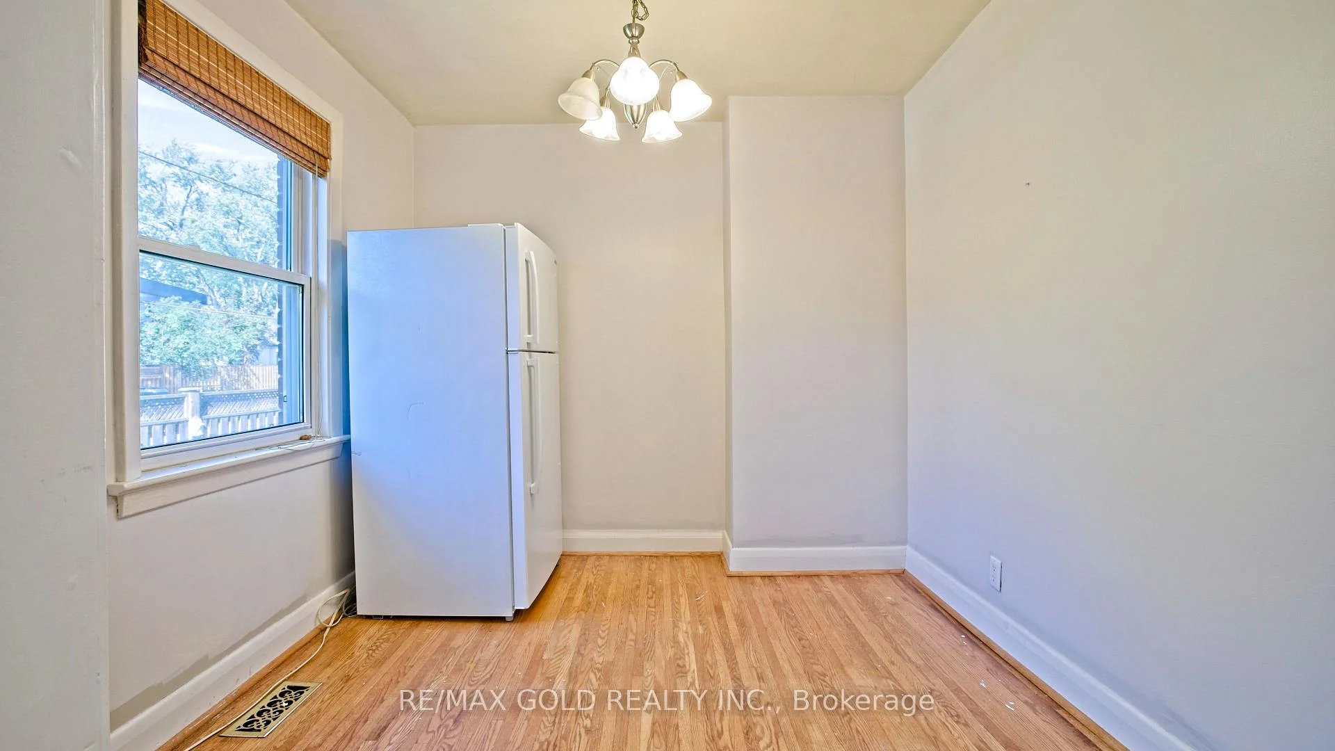 Photo 17 of 11 Pine Avenue N, Mississauga, Port Credit — HOMEH
