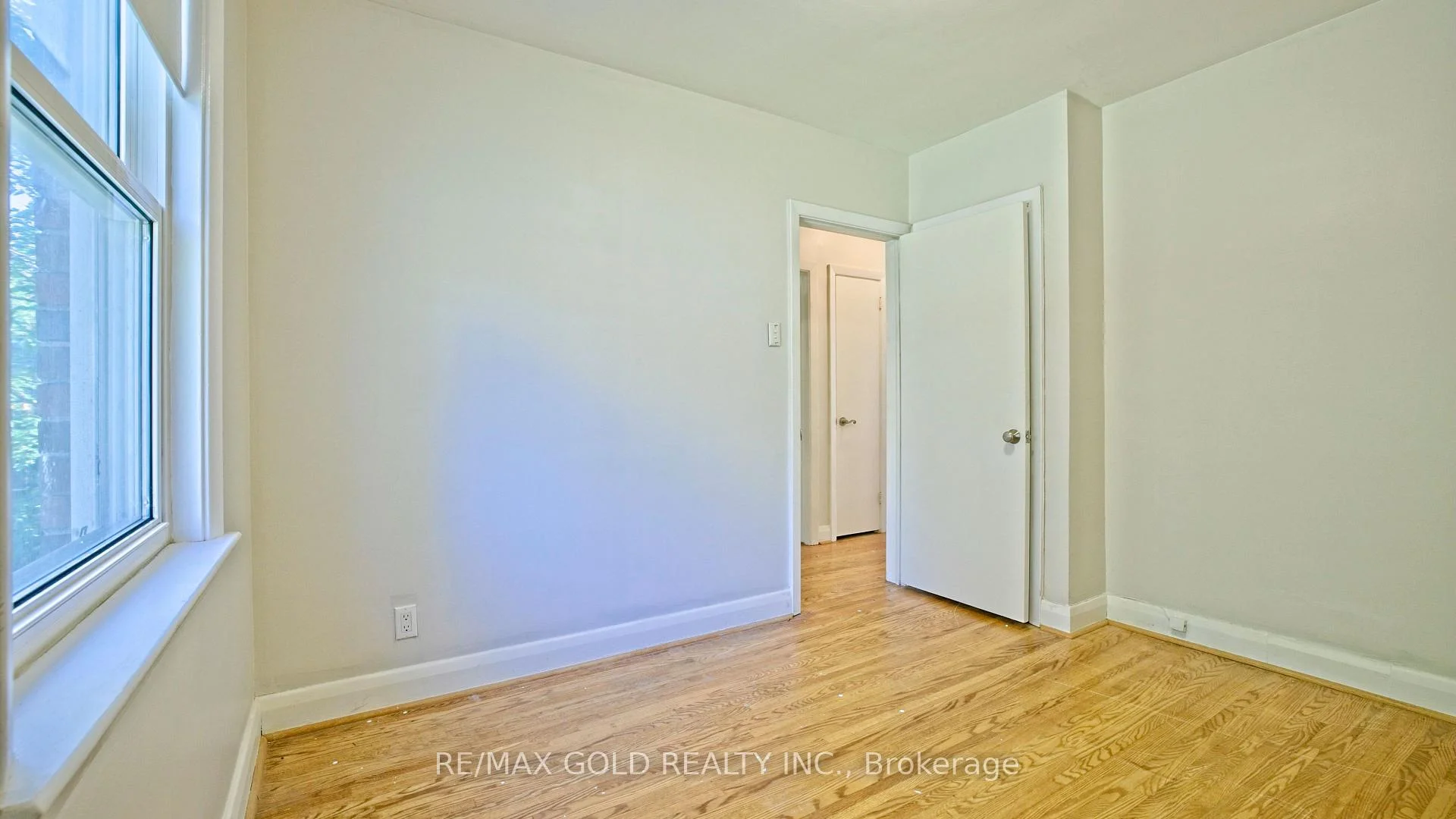 Photo 25 of 11 Pine Avenue N, Mississauga, Port Credit — HOMEH