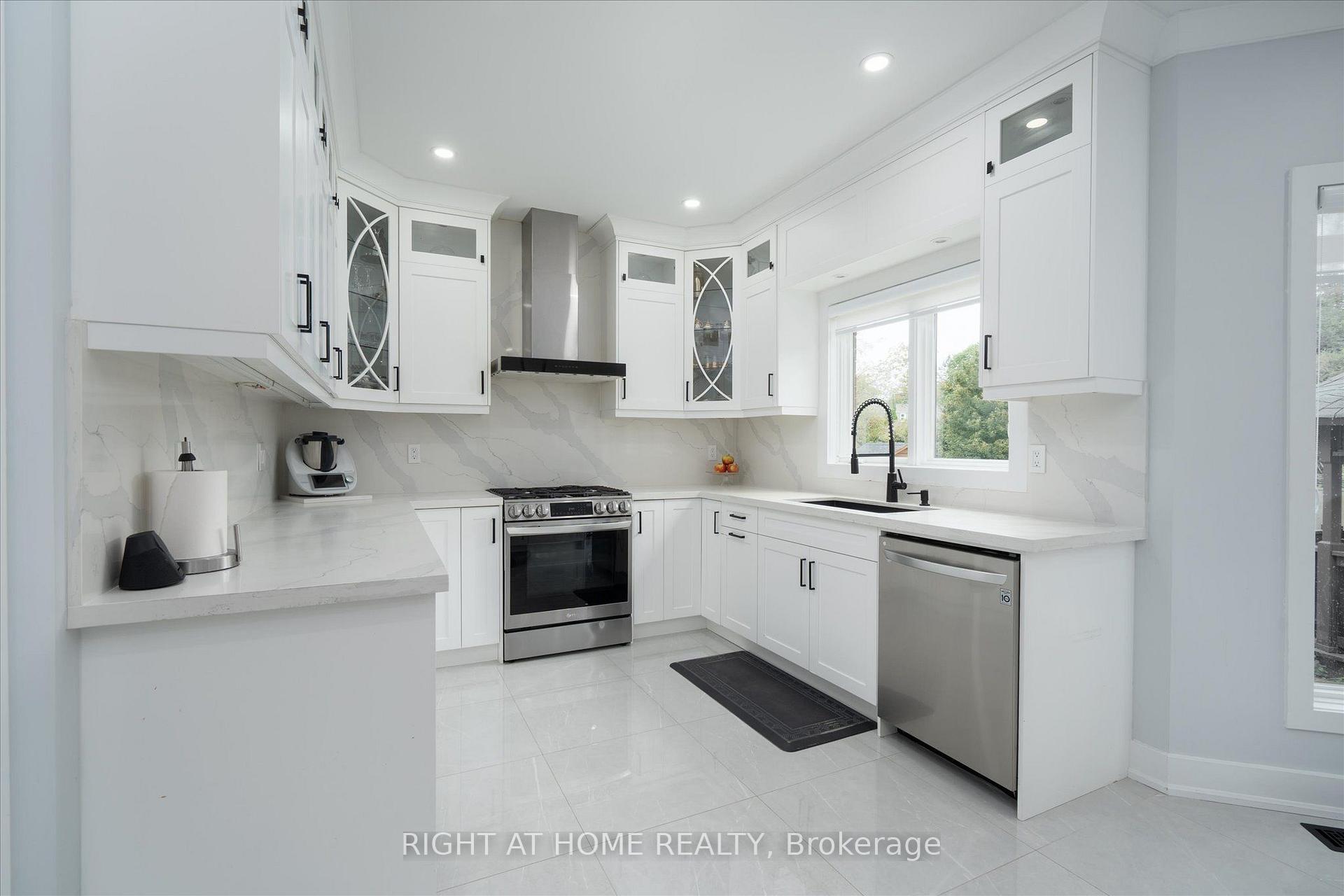 Photo 7 of 1001 Lytton Court, Pickering, Rosebank — HOMEH