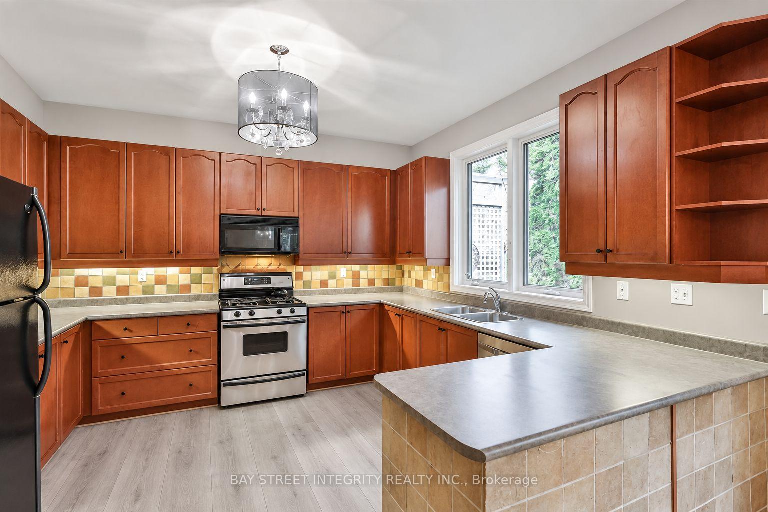 Photo 9 of 2198 Woodglen Crescent, Burlington, Orchard — HOMEH