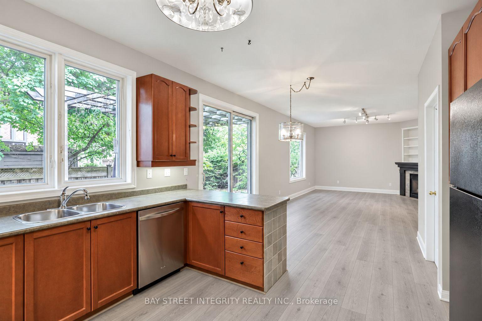 Photo 13 of 2198 Woodglen Crescent, Burlington, Orchard — HOMEH