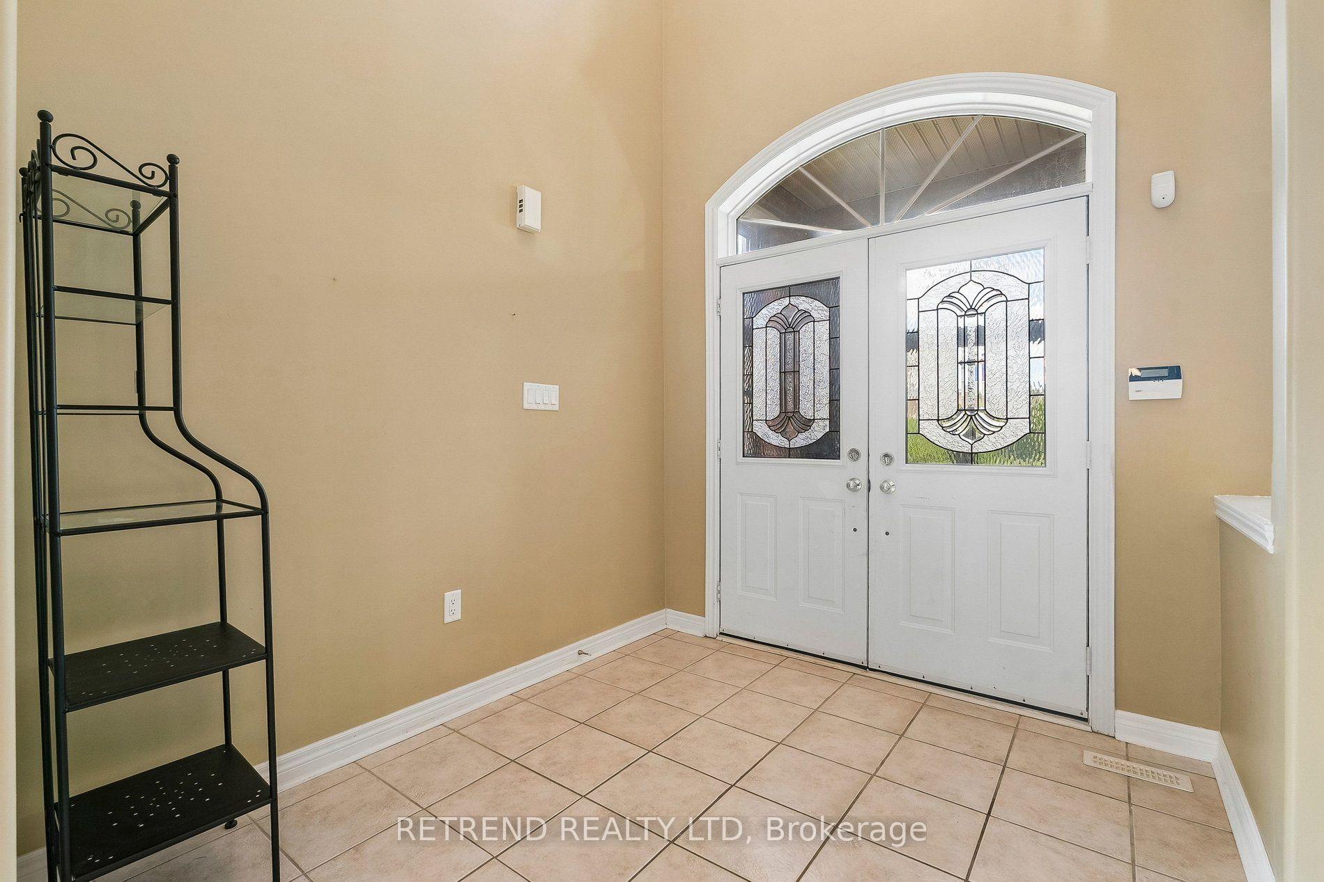 Photo 3 of 36 Sandringham Drive, Barrie, Innis-Shore — HOMEH