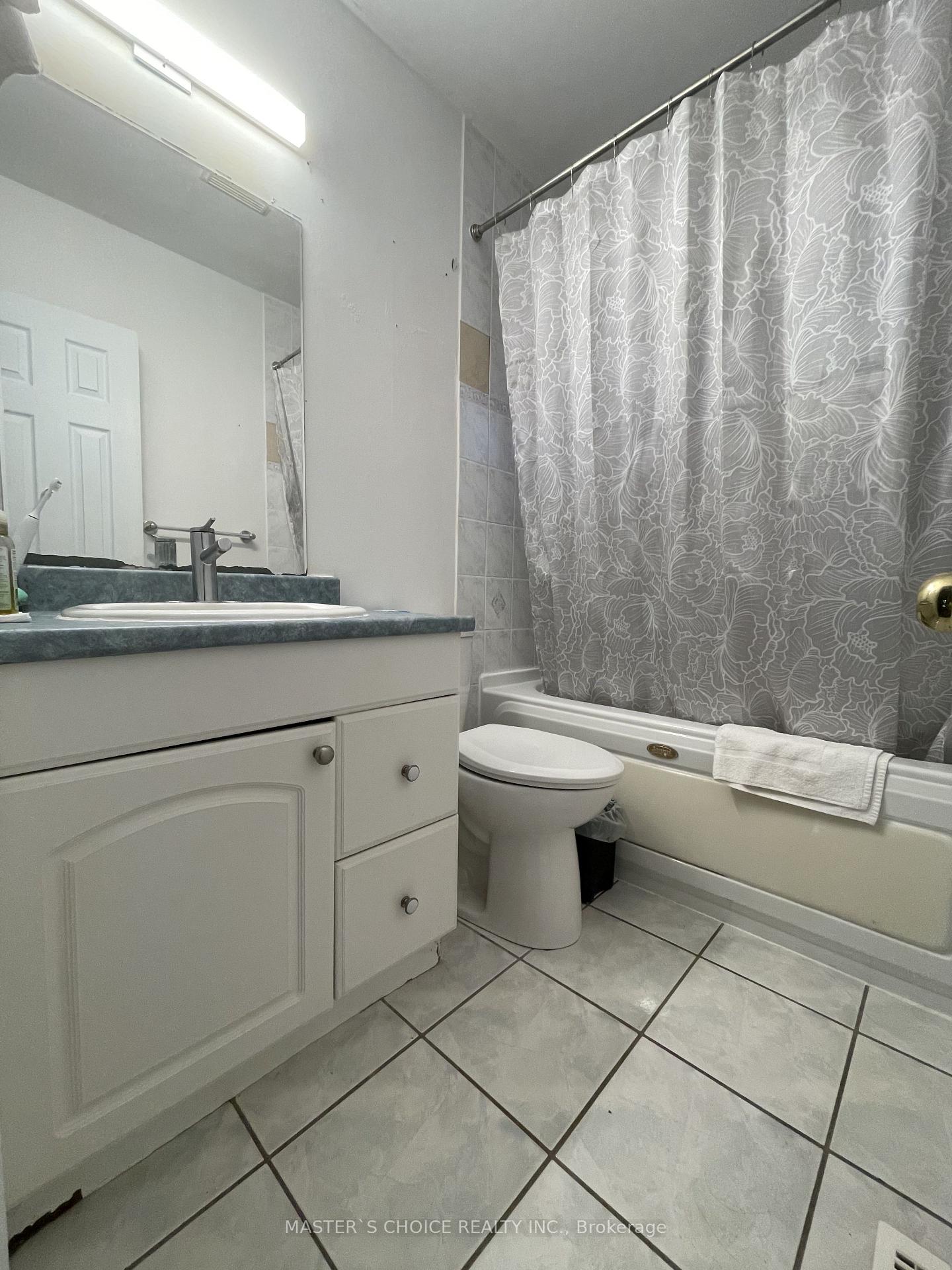 Photo 4 of 39 Richardson Drive S, Aurora, Aurora Highlands — HOMEH