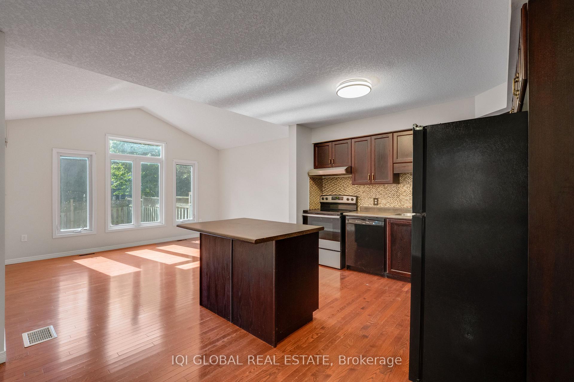 Photo 10 of 565 Wild Iris Avenue, Waterloo, Erbsville/Laurelwood — HOMEH