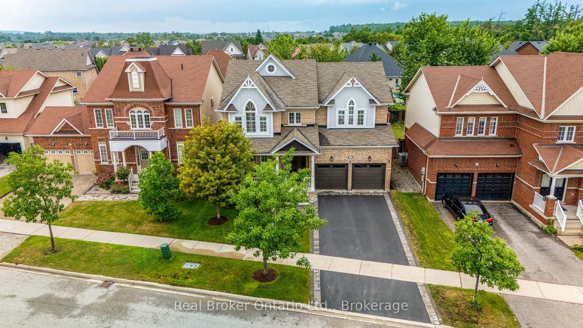 Photo 2 of 50 The Queensway, Barrie, Innis-Shore — HOMEH