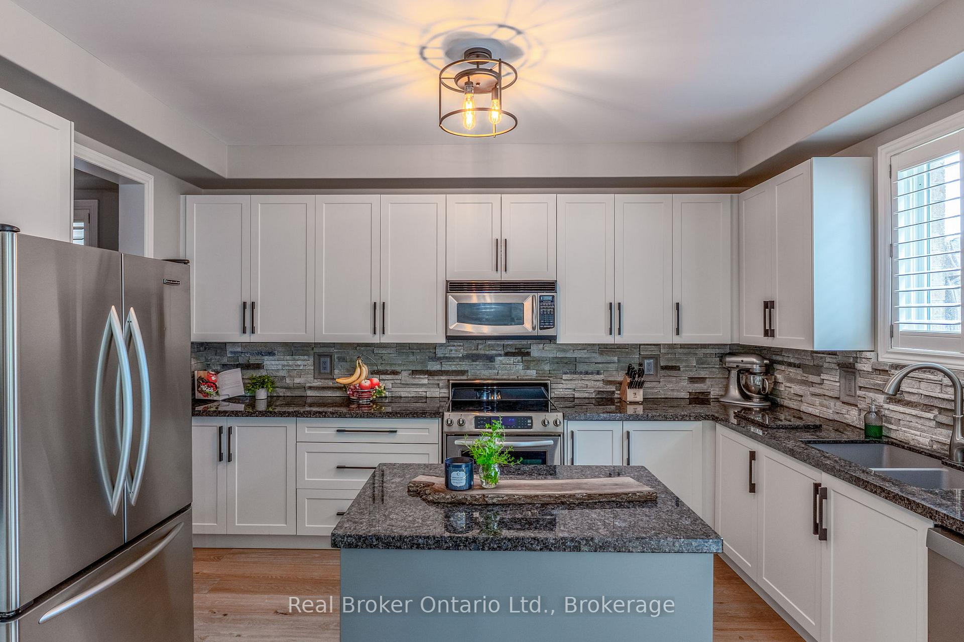 Photo 14 of 50 The Queensway, Barrie, Innis-Shore — HOMEH