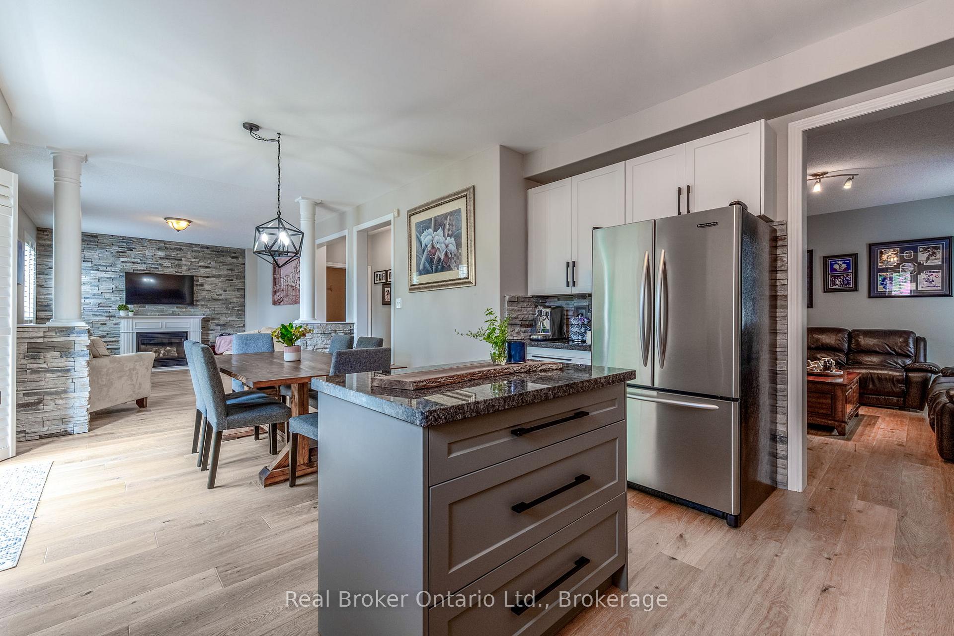 Photo 15 of 50 The Queensway, Barrie, Innis-Shore — HOMEH