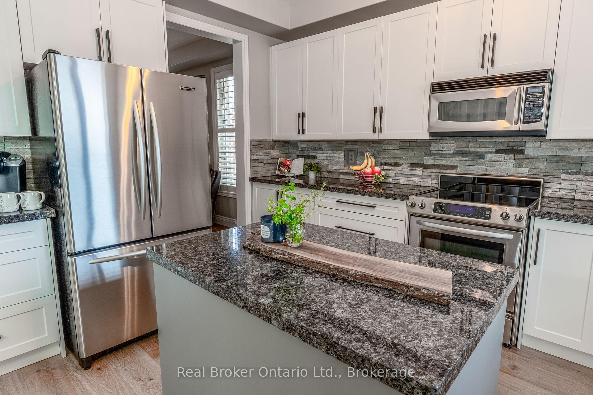 Photo 16 of 50 The Queensway, Barrie, Innis-Shore — HOMEH