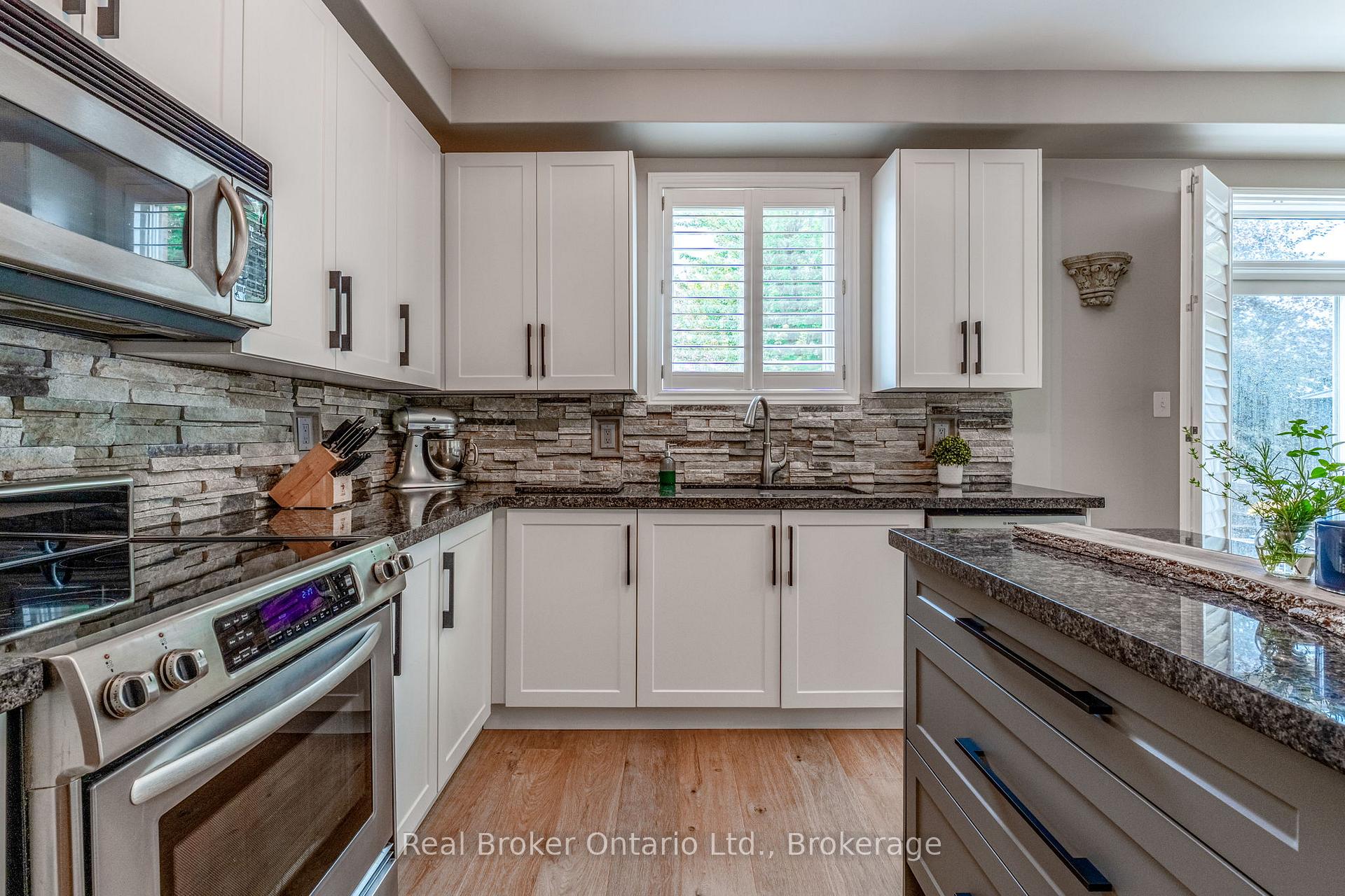 Photo 17 of 50 The Queensway, Barrie, Innis-Shore — HOMEH