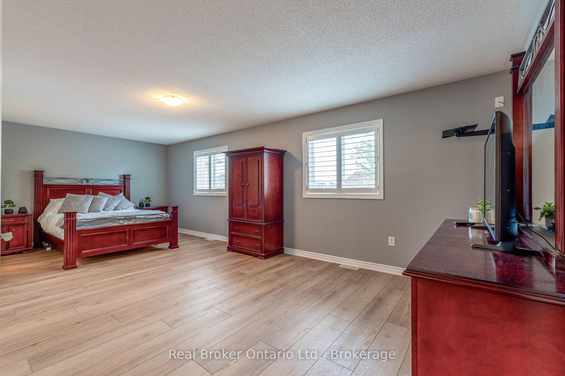 Photo 18 of 50 The Queensway, Barrie, Innis-Shore — HOMEH