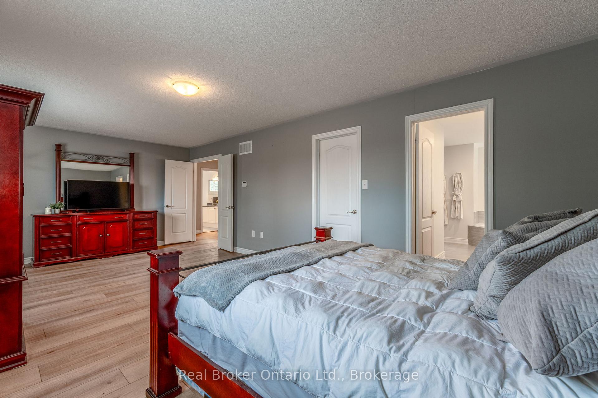Photo 19 of 50 The Queensway, Barrie, Innis-Shore — HOMEH