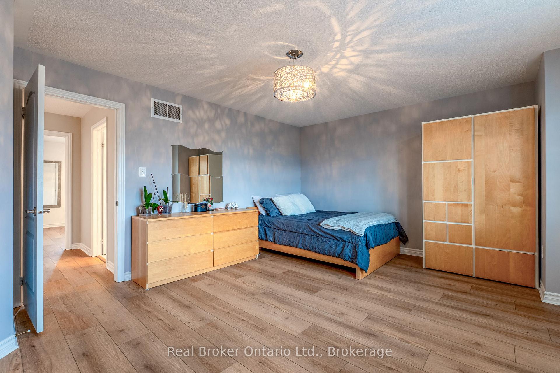 Photo 27 of 50 The Queensway, Barrie, Innis-Shore — HOMEH