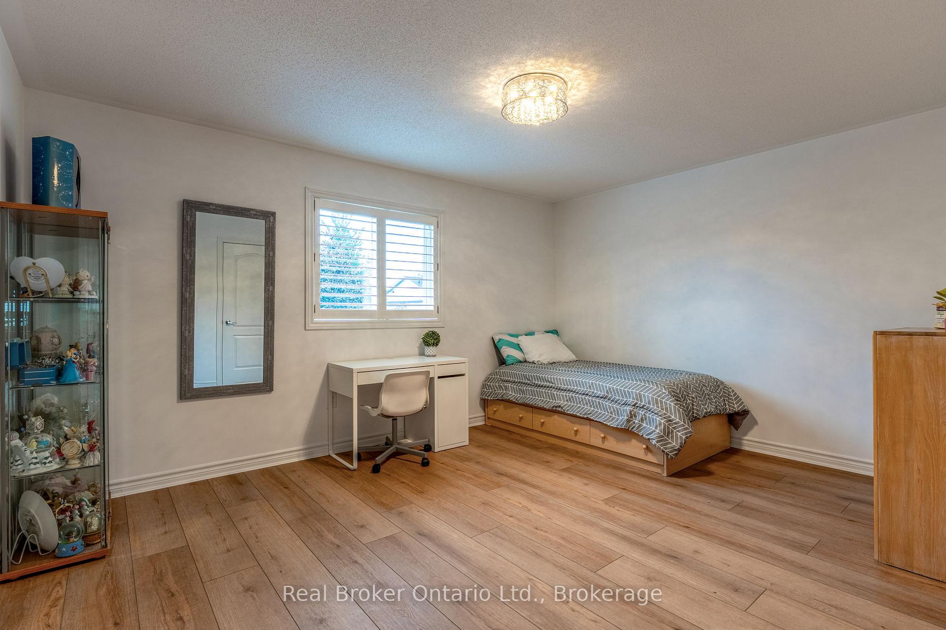 Photo 28 of 50 The Queensway, Barrie, Innis-Shore — HOMEH