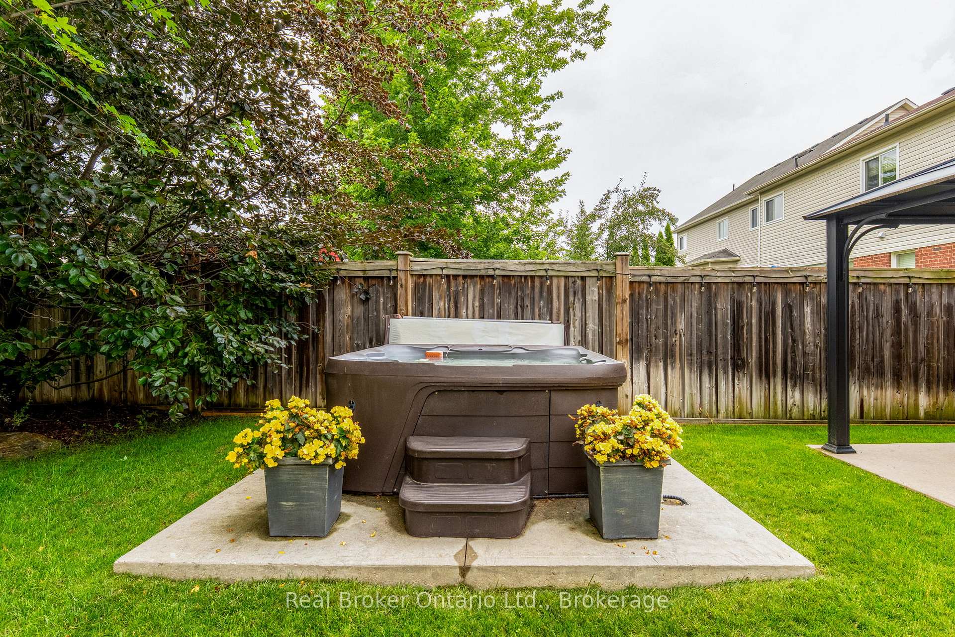 Photo 32 of 50 The Queensway, Barrie, Innis-Shore — HOMEH