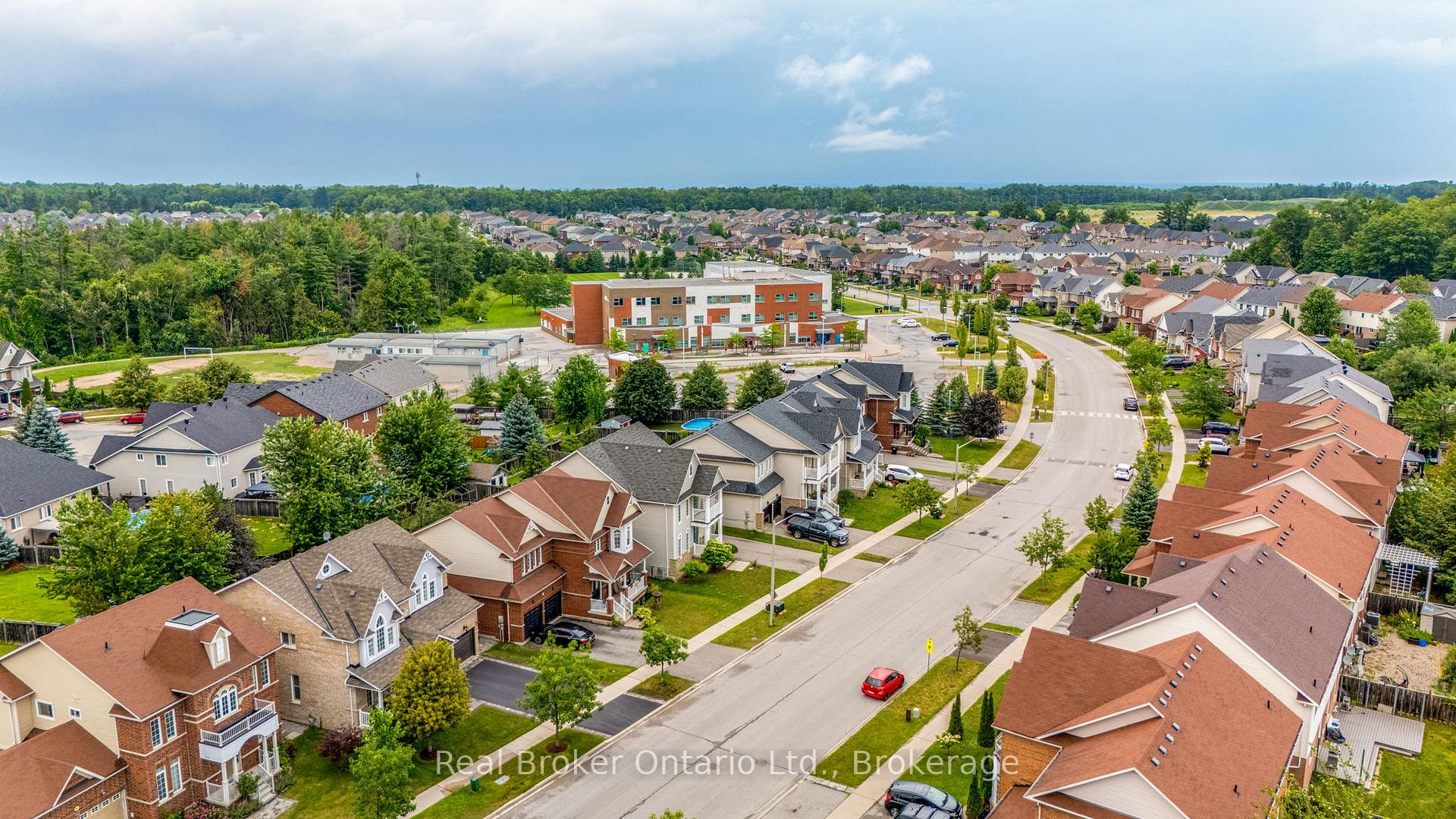 Photo 33 of 50 The Queensway, Barrie, Innis-Shore — HOMEH