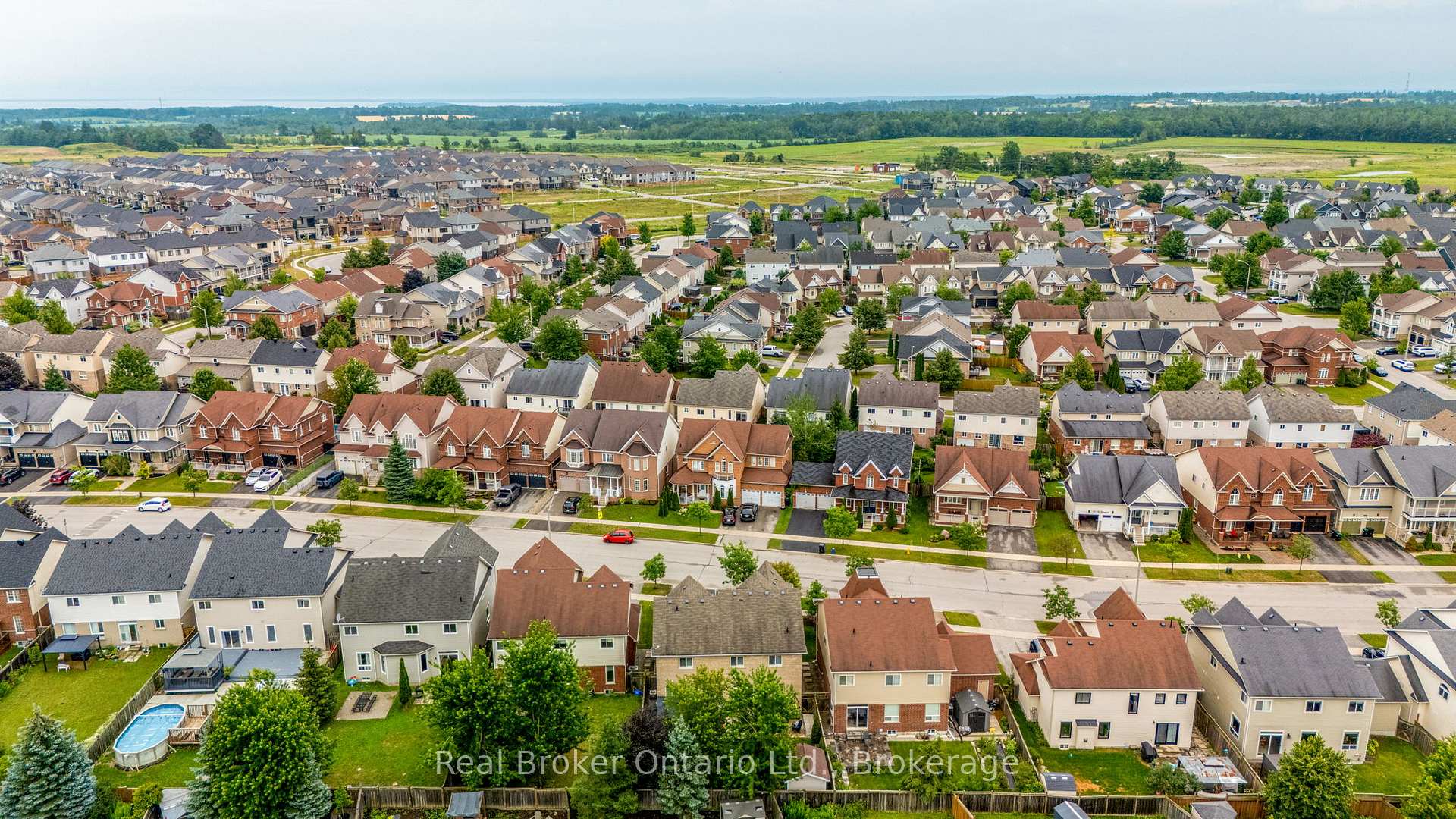 Photo 34 of 50 The Queensway, Barrie, Innis-Shore — HOMEH