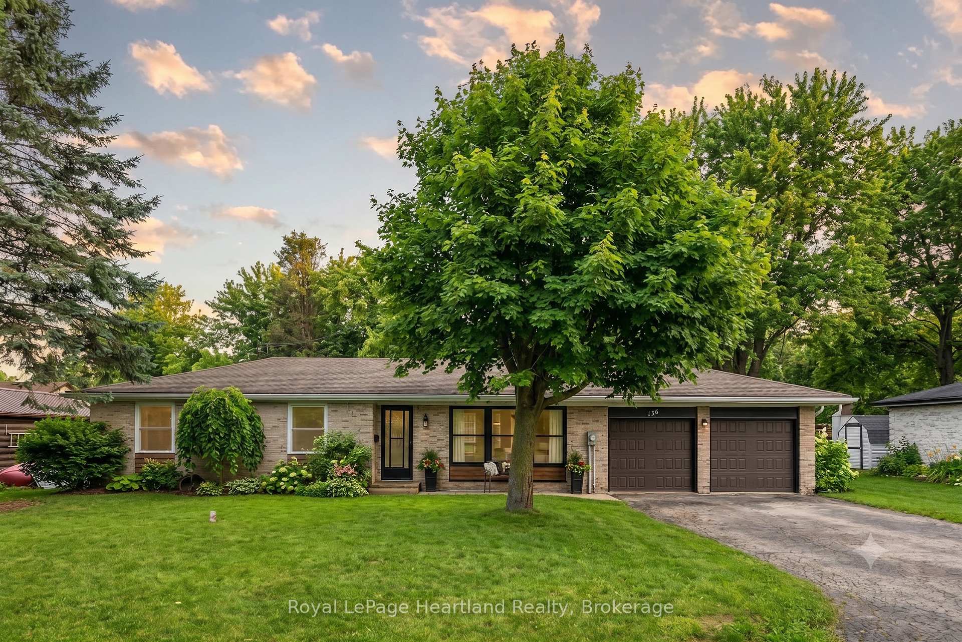 Photo of 156 John Street N