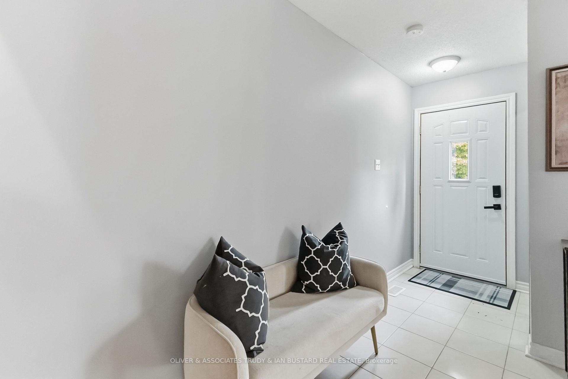 Photo 5 of 109 McMaster Drive E, London, South M — HOMEH