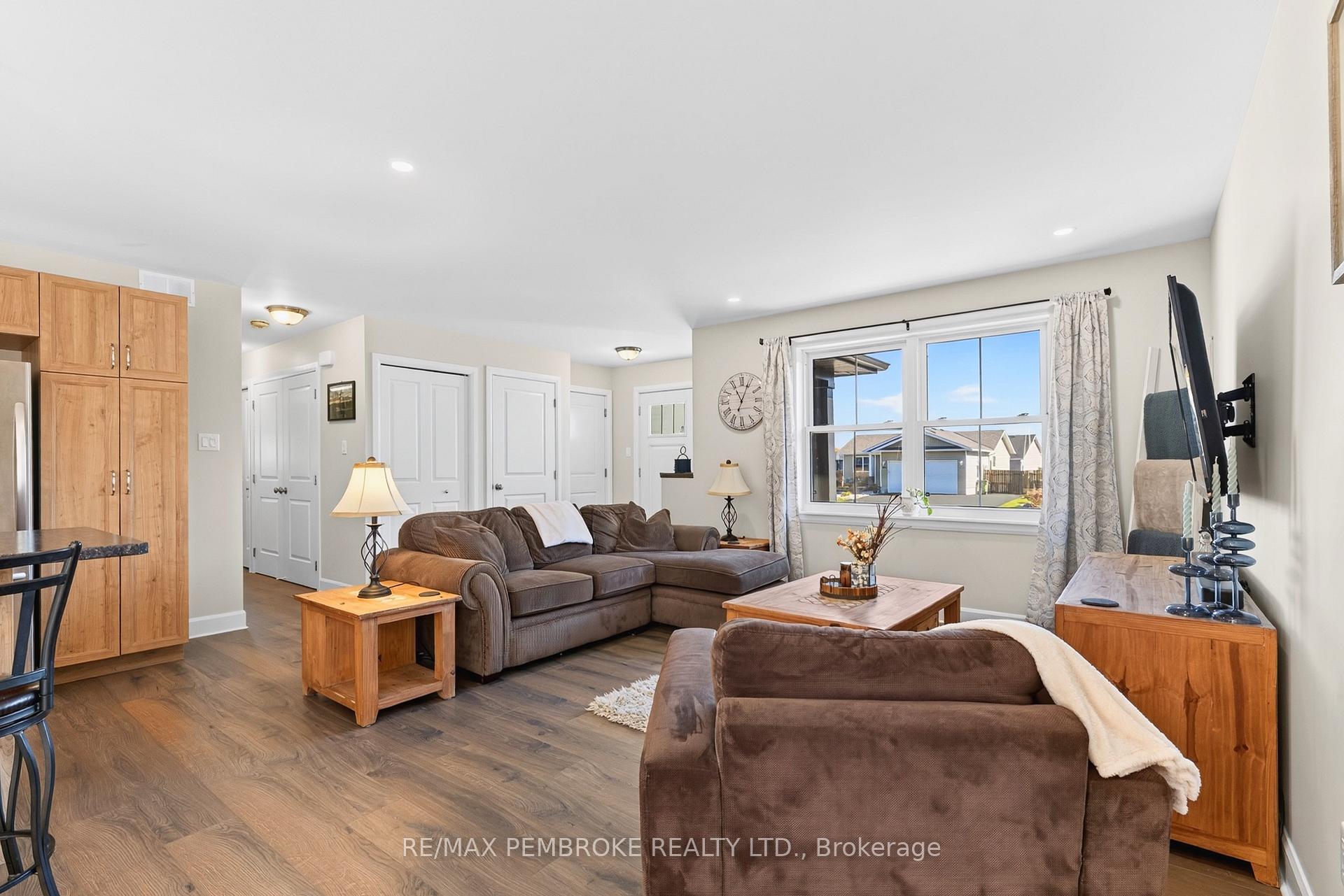 Photo 10 of 46 Terrance Drive, Petawawa, Petawawa — HOMEH