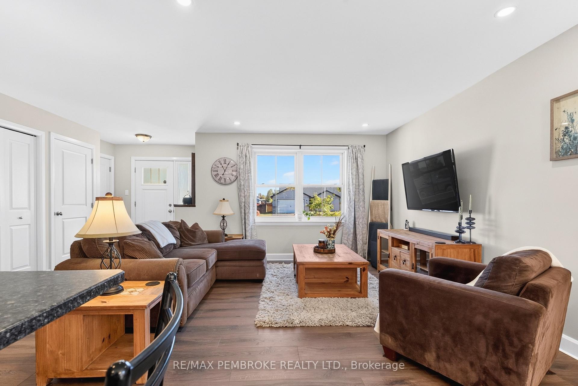 Photo 11 of 46 Terrance Drive, Petawawa, Petawawa — HOMEH