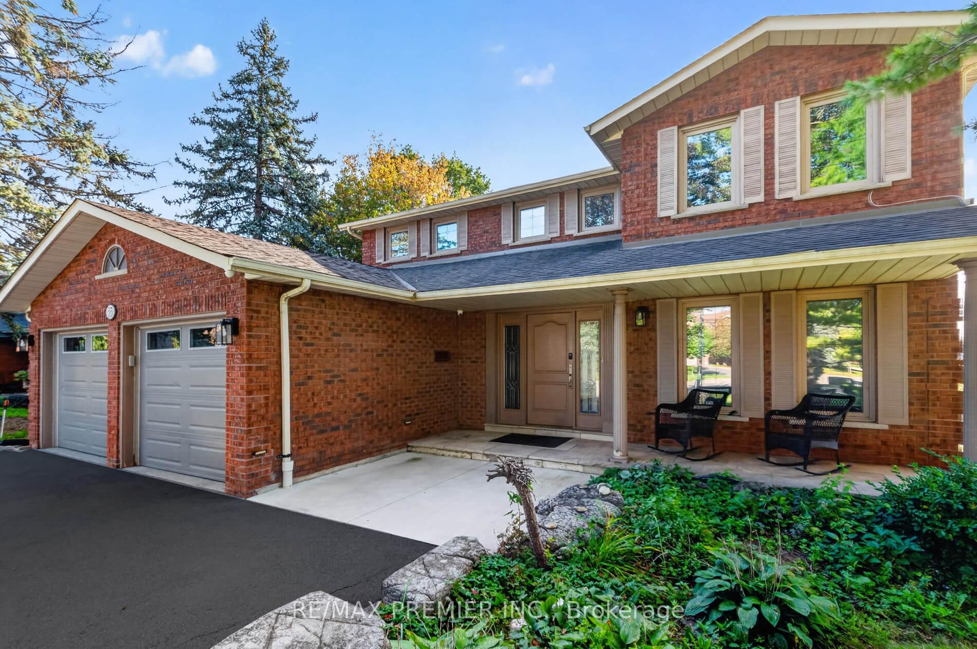 Photo 2 of 35 Yellow Pine Crescent, Vaughan, East Woodbridge — HOMEH