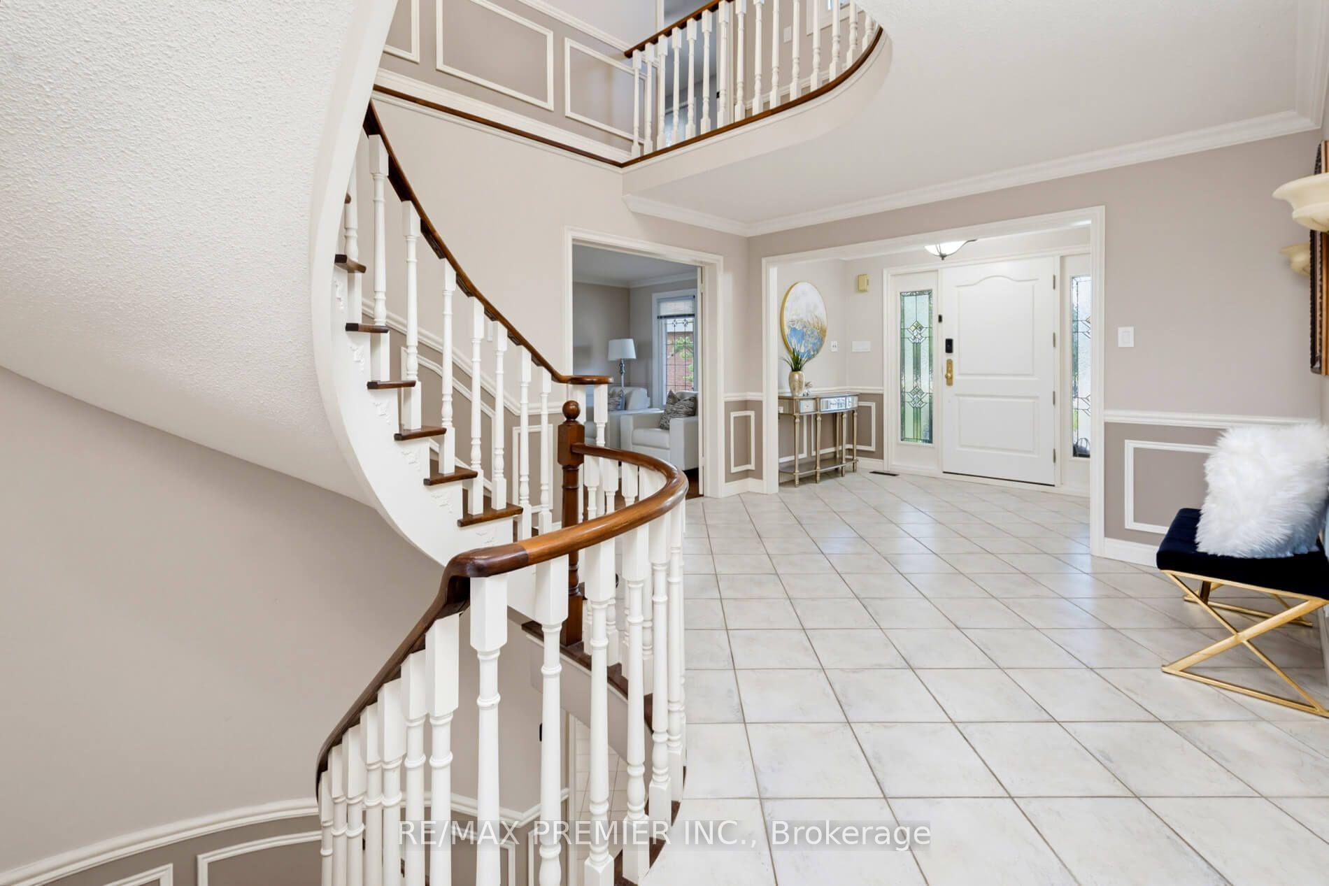 Photo 4 of 35 Yellow Pine Crescent, Vaughan, East Woodbridge — HOMEH