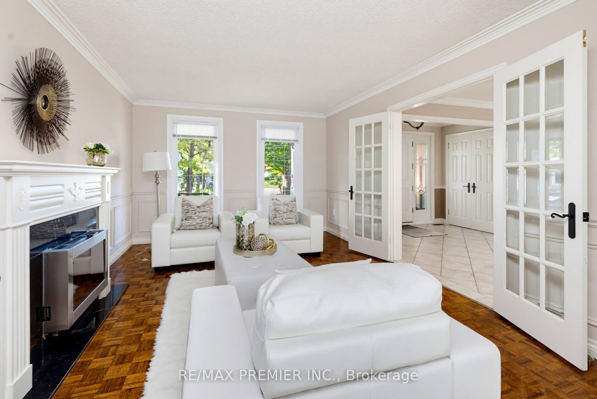 Photo 5 of 35 Yellow Pine Crescent, Vaughan, East Woodbridge — HOMEH
